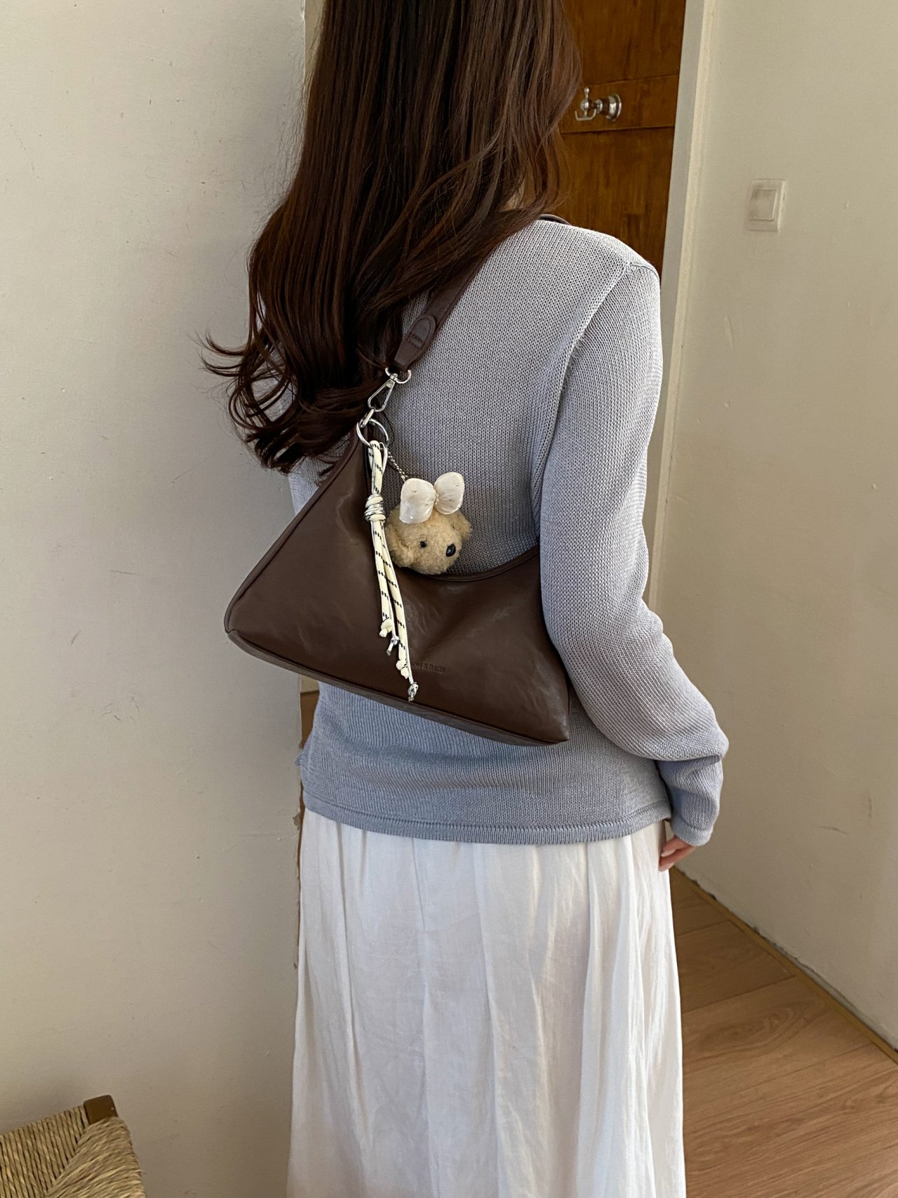 شنطة كتف سادة مع دلاية
