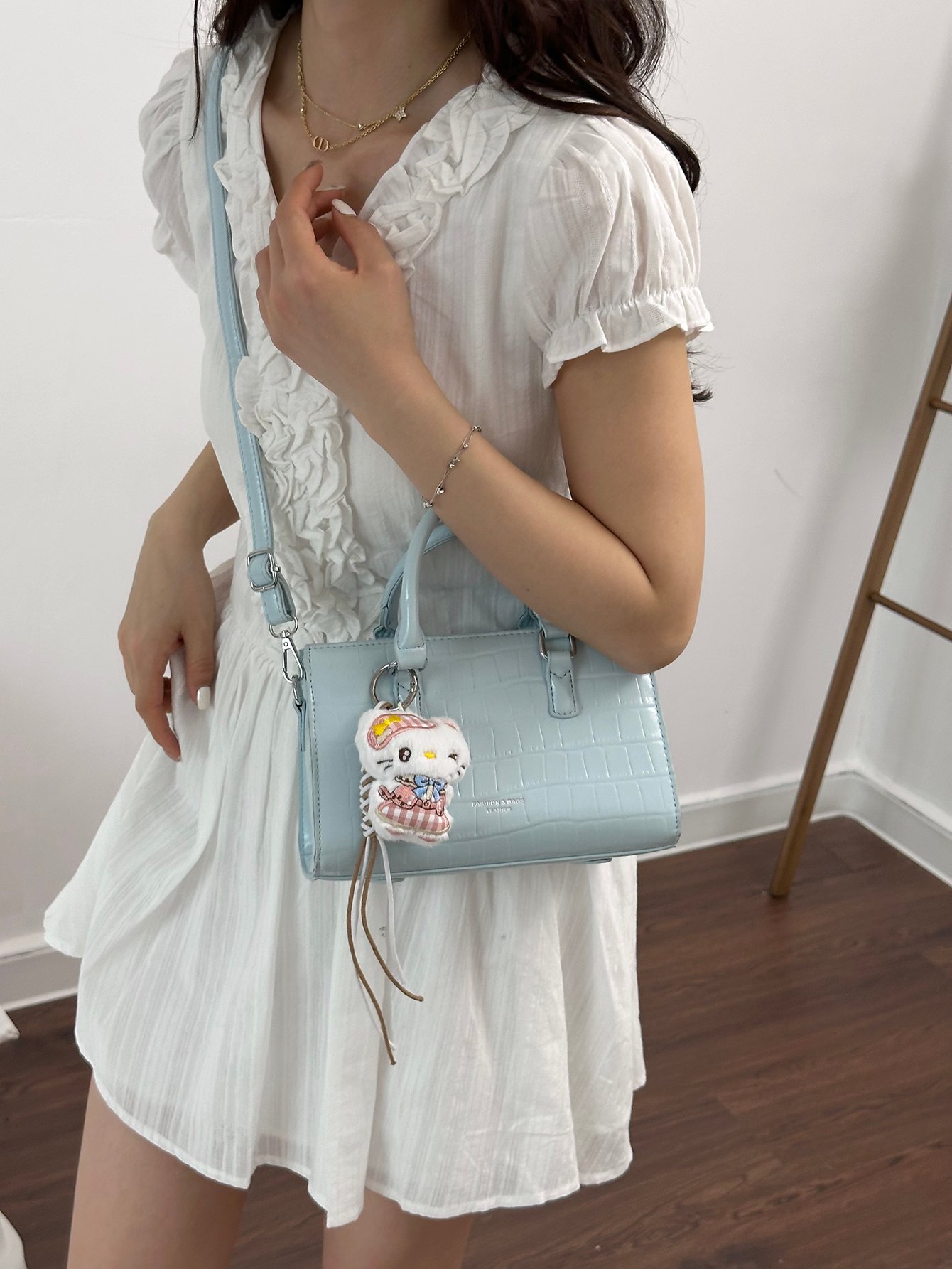 شنطة كروس بتفاصيل بارزة الملمس ودلاية قطيفة