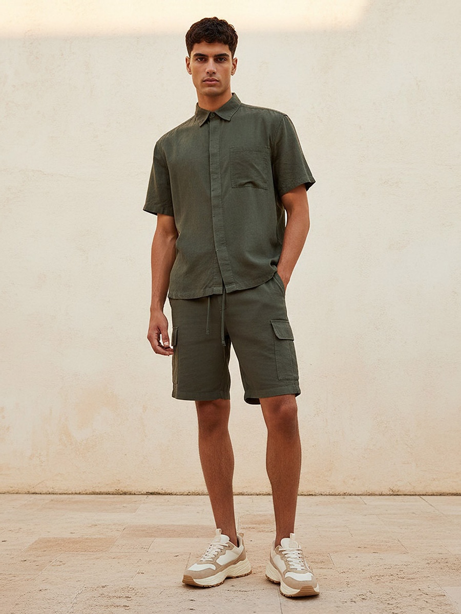 Men Regular Fit Collared Short Sleeves Shirt