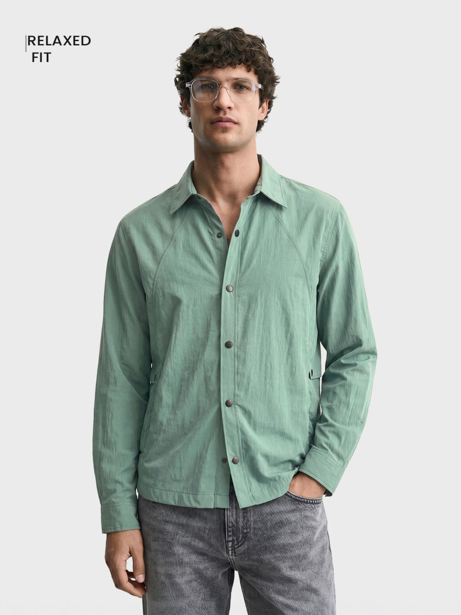 Men Relaxed Fit Solid Cutaway Collar Casual Shirt