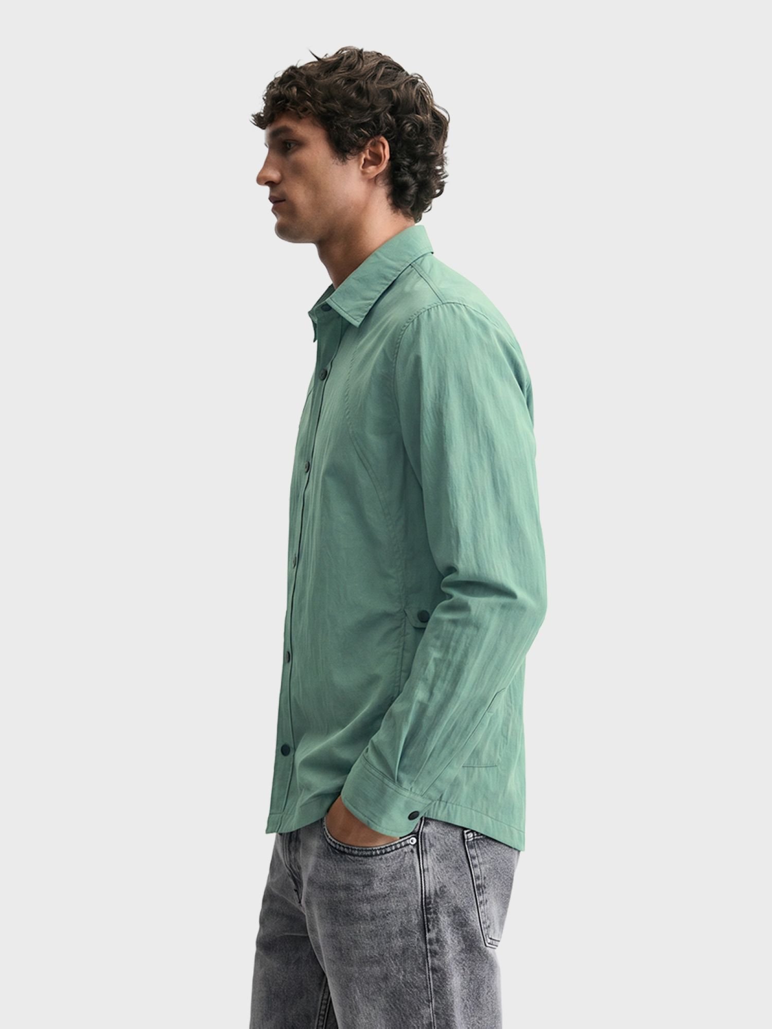 Men Relaxed Fit Solid Cutaway Collar Casual Shirt