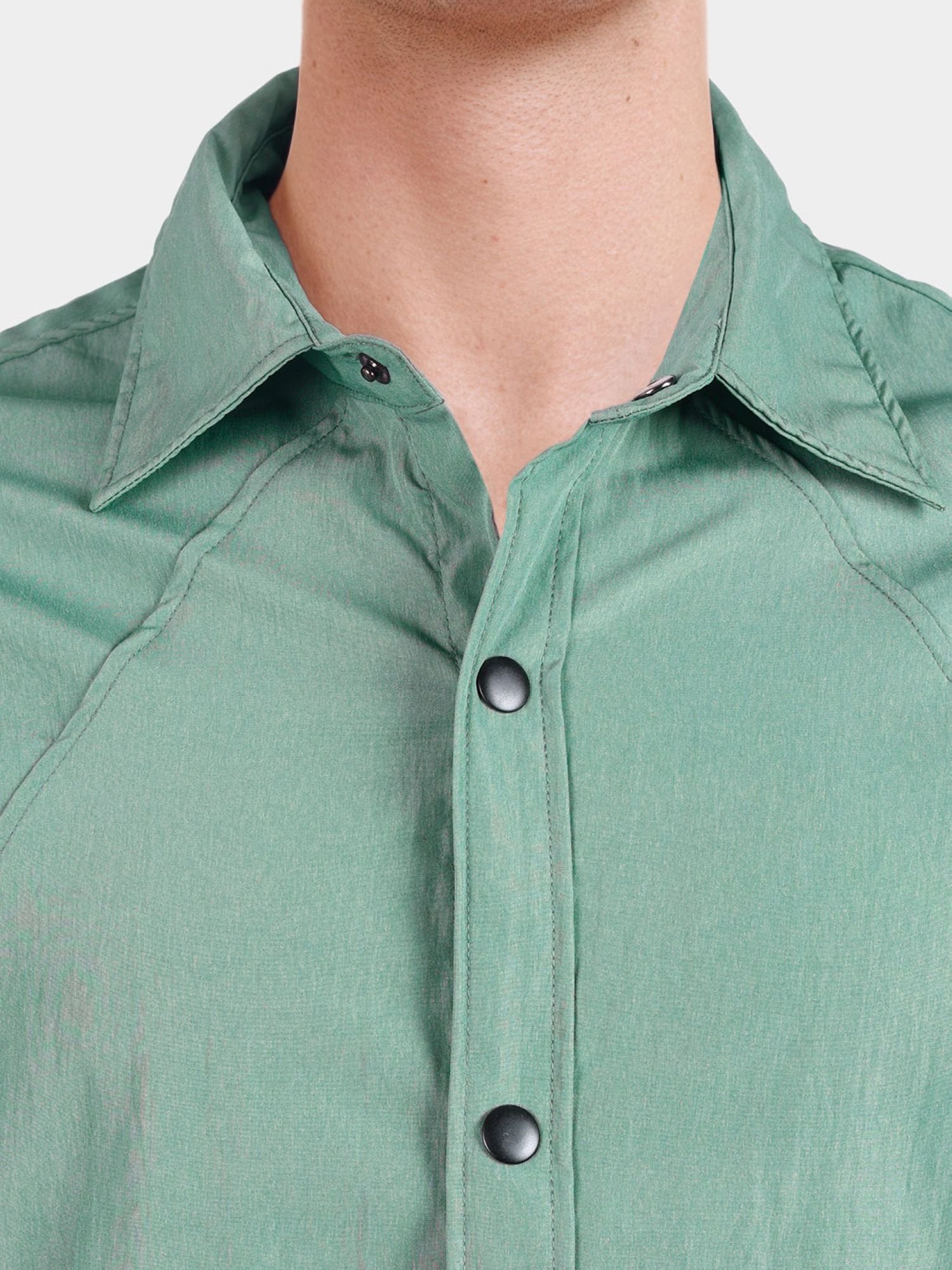 Men Relaxed Fit Solid Cutaway Collar Casual Shirt