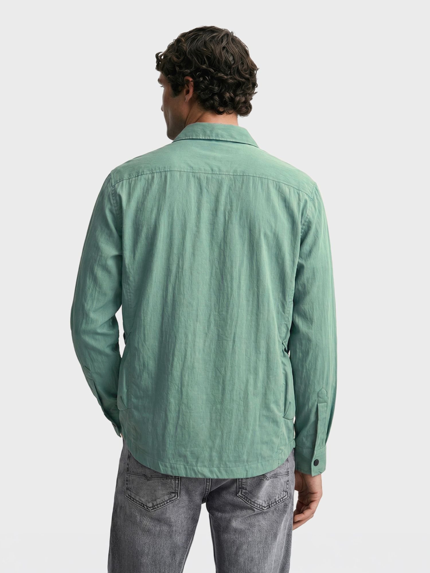 Men Relaxed Fit Solid Cutaway Collar Casual Shirt