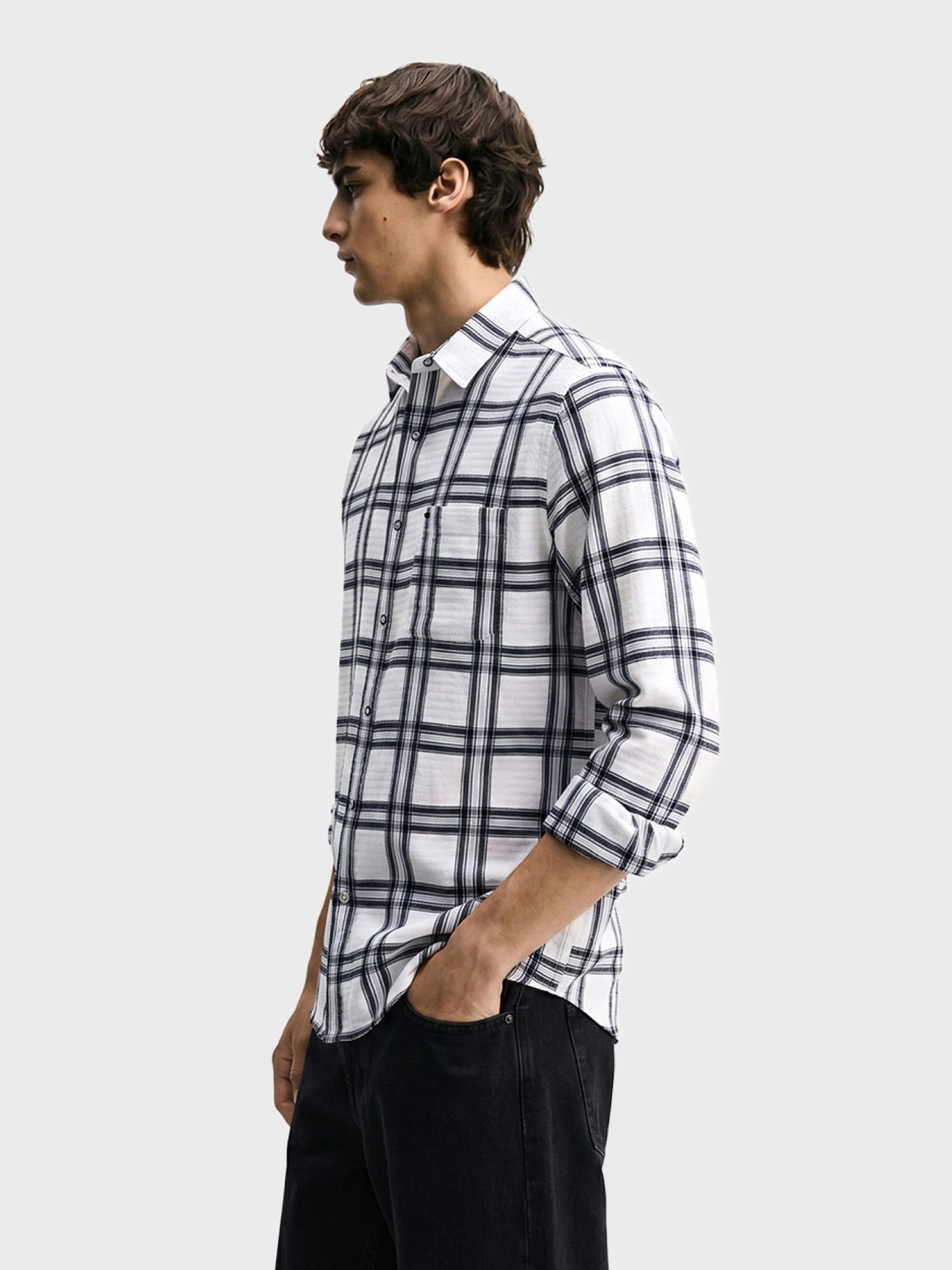 Men Slim Fit Checked Cutaway Collar Casual Shirt
