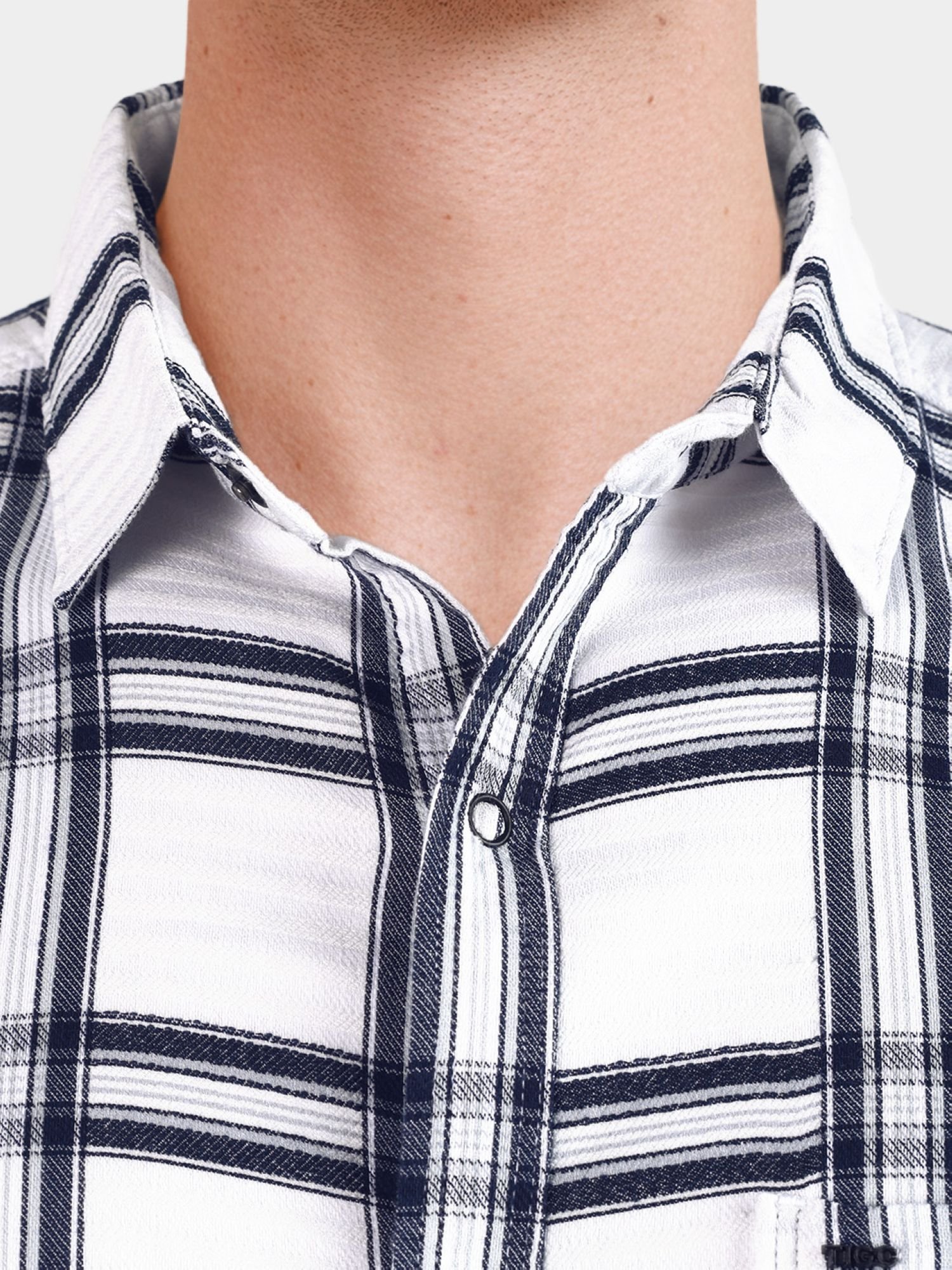 Men Slim Fit Checked Cutaway Collar Casual Shirt