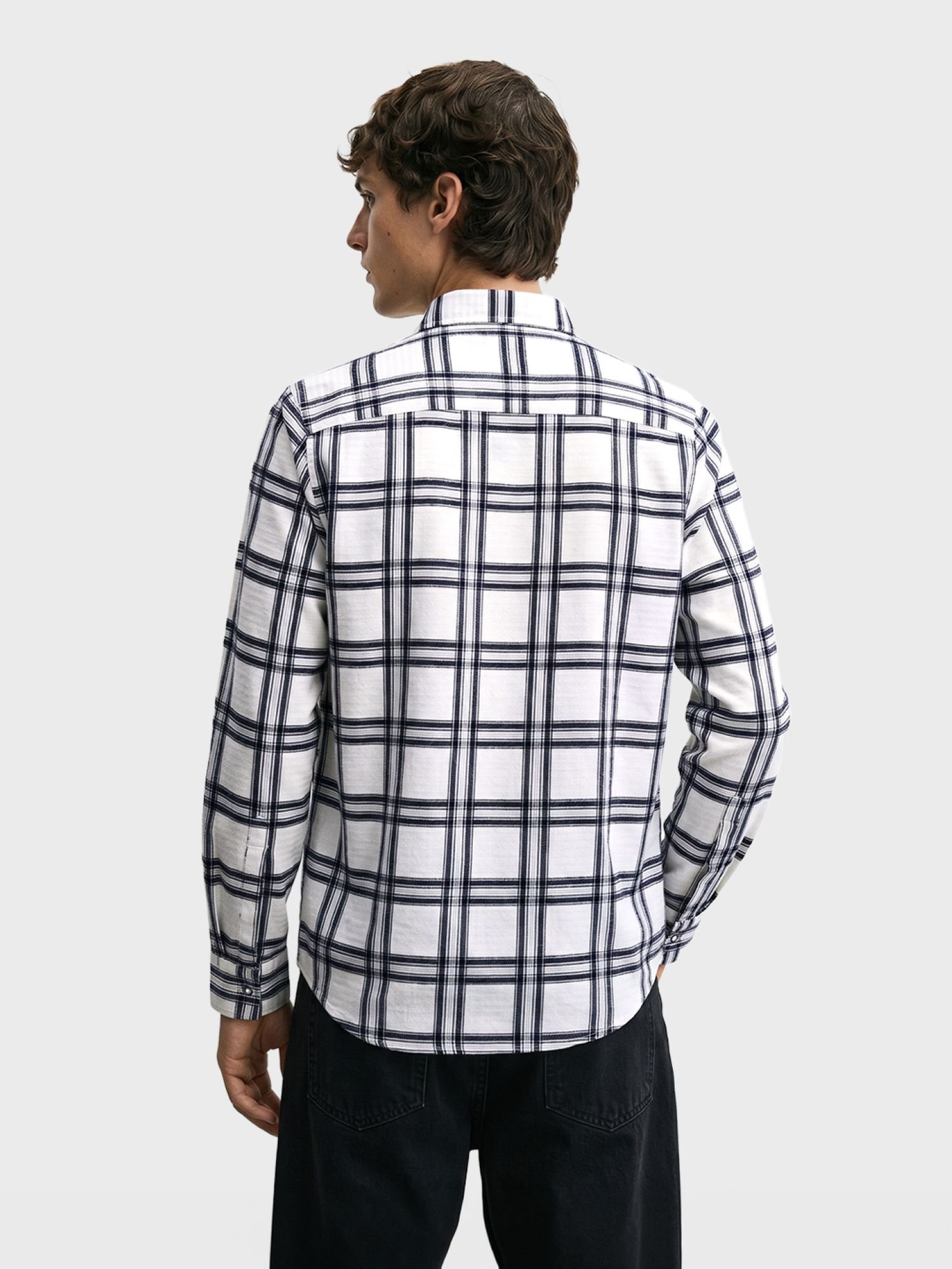 Men Slim Fit Checked Cutaway Collar Casual Shirt