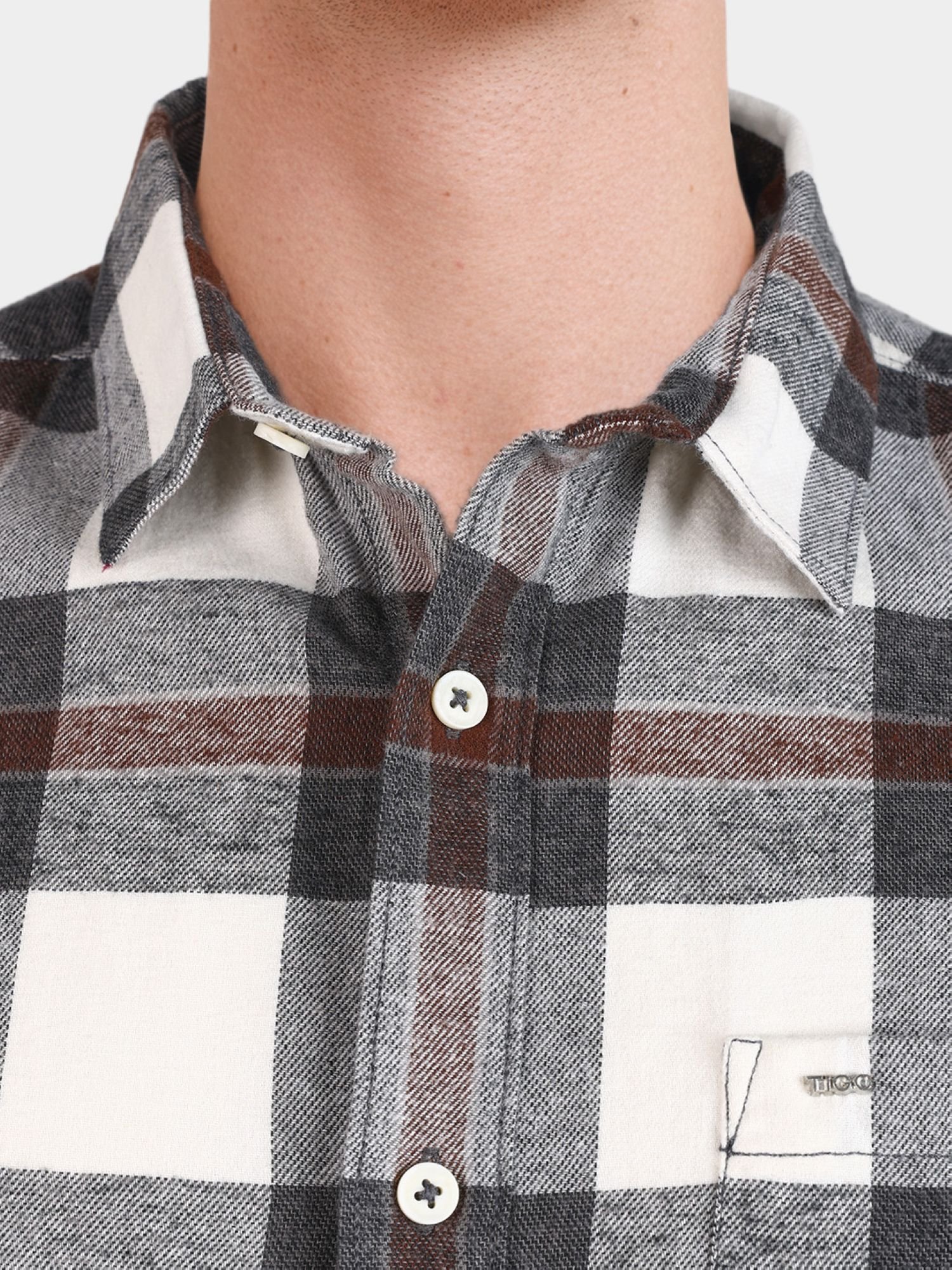 Men Slim Fit Checked Cutaway Collar Casual Shirt