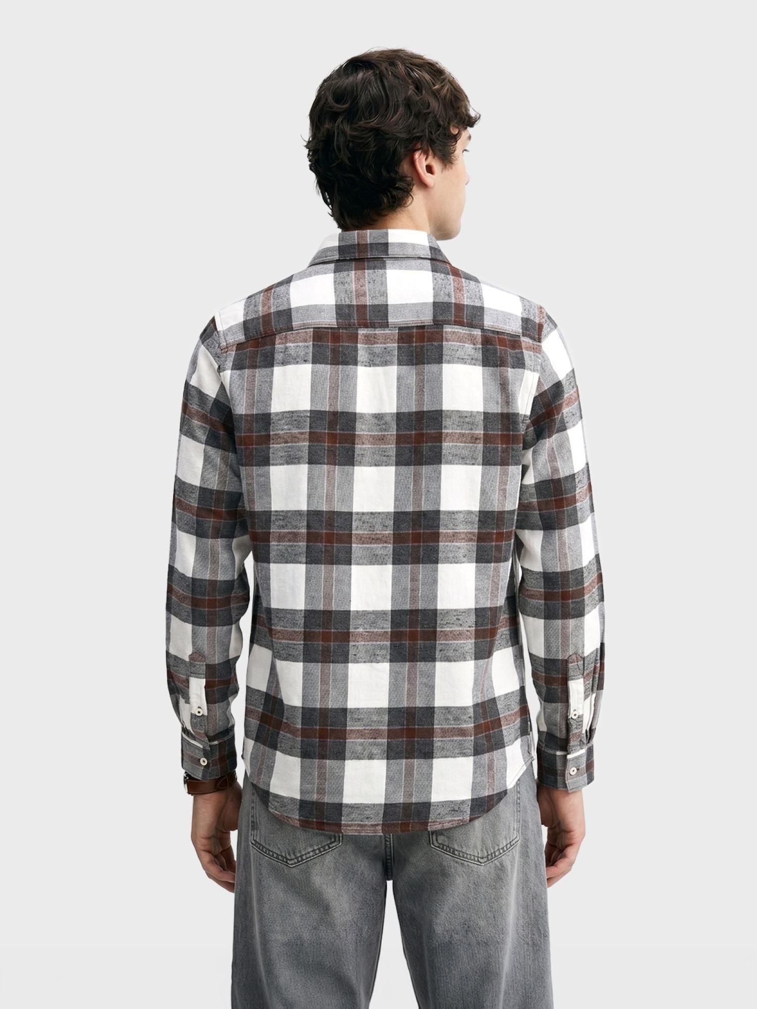 Men Slim Fit Checked Cutaway Collar Casual Shirt