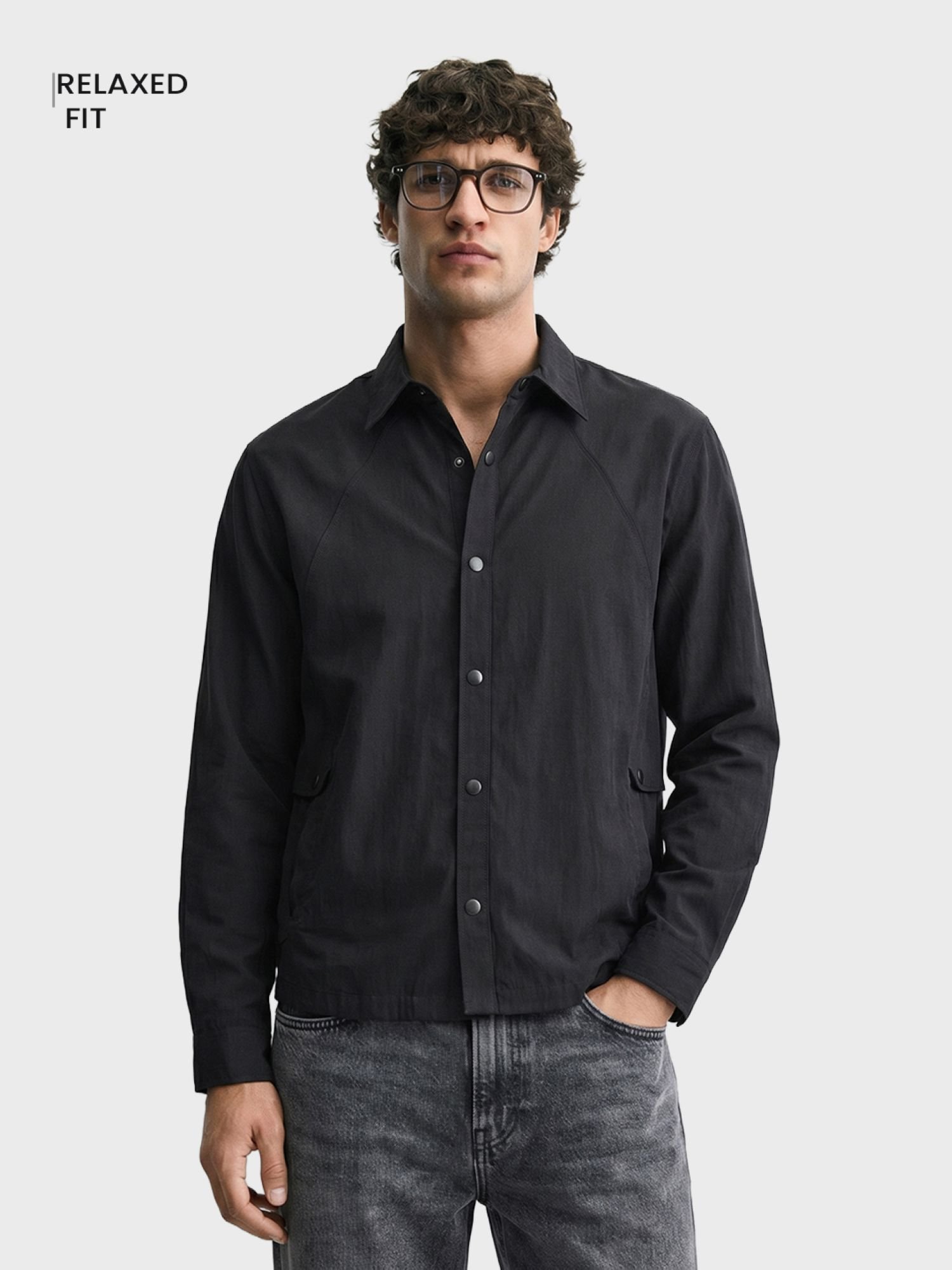 Men Relaxed Fit Solid Cutaway Collar Casual Shirt