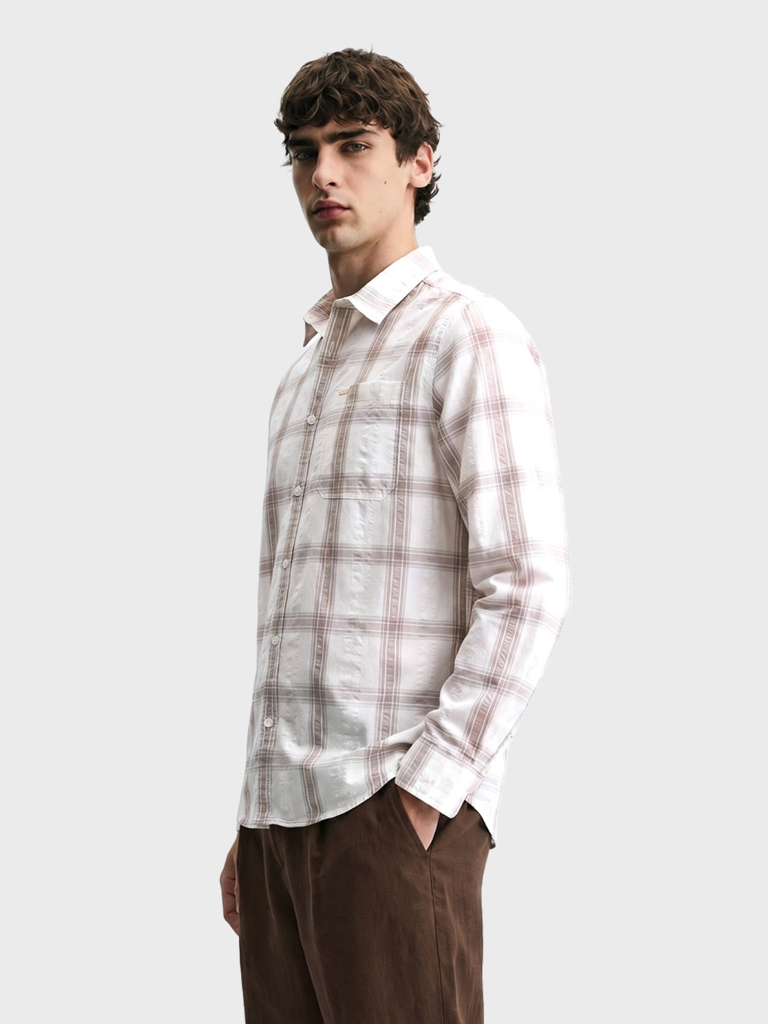Men Regular Fit Checked Cutaway Collar Casual Shirt