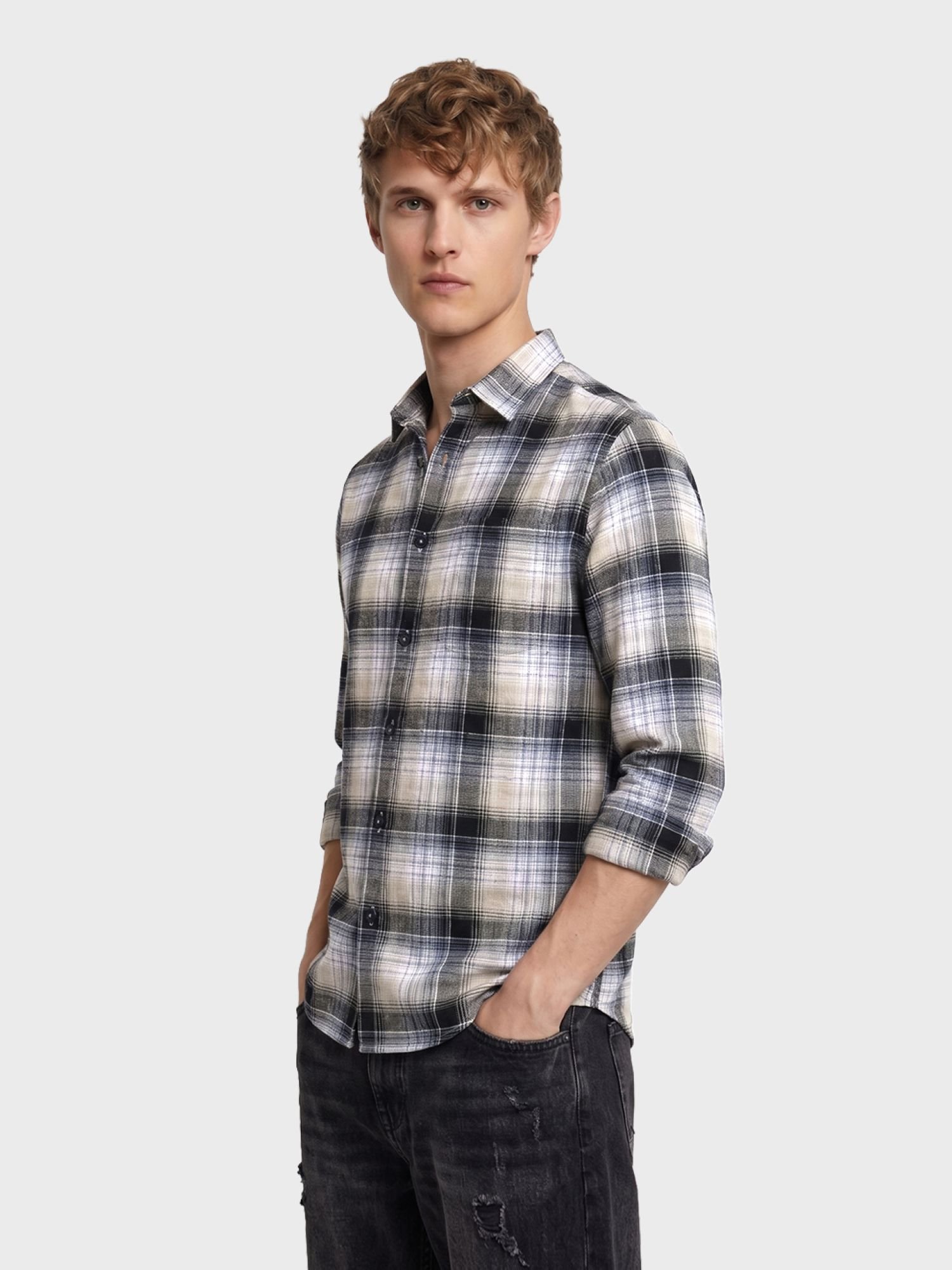 Men Slim Fit Checked Cutaway Collar Casual Shirt