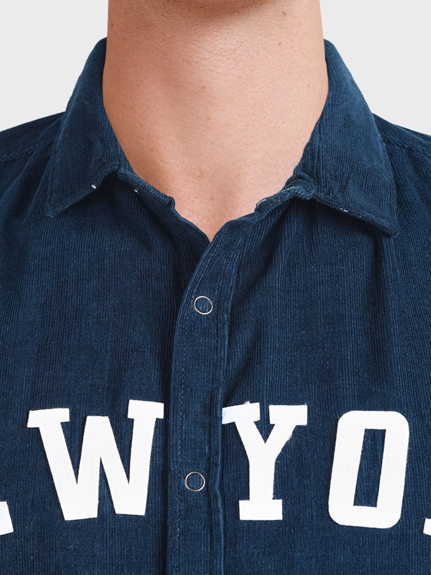 Men Regular Fit Solid Cutaway Collar Casual Shirt