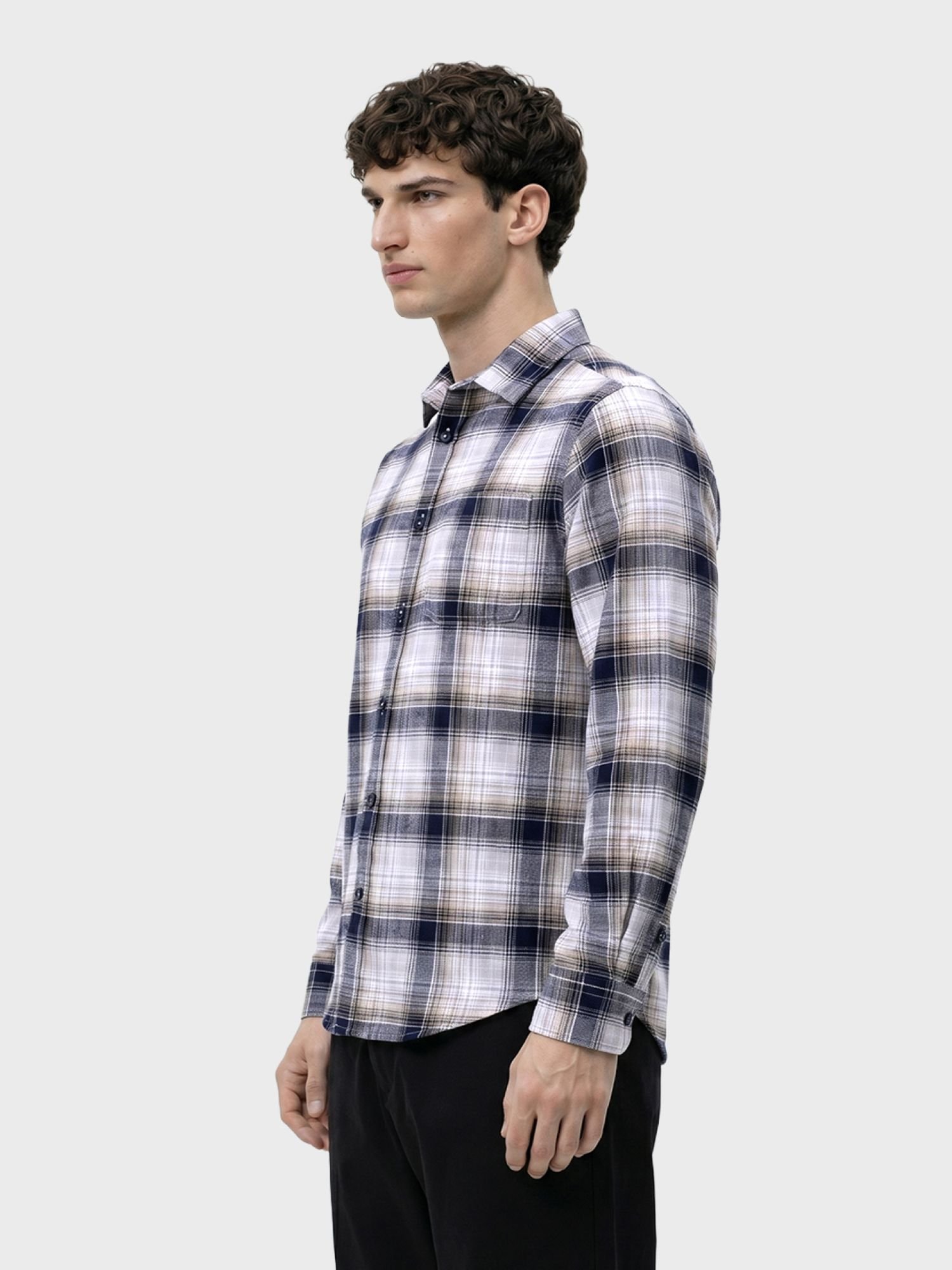 Men Slim Fit Checked Cutaway Collar Casual Shirt