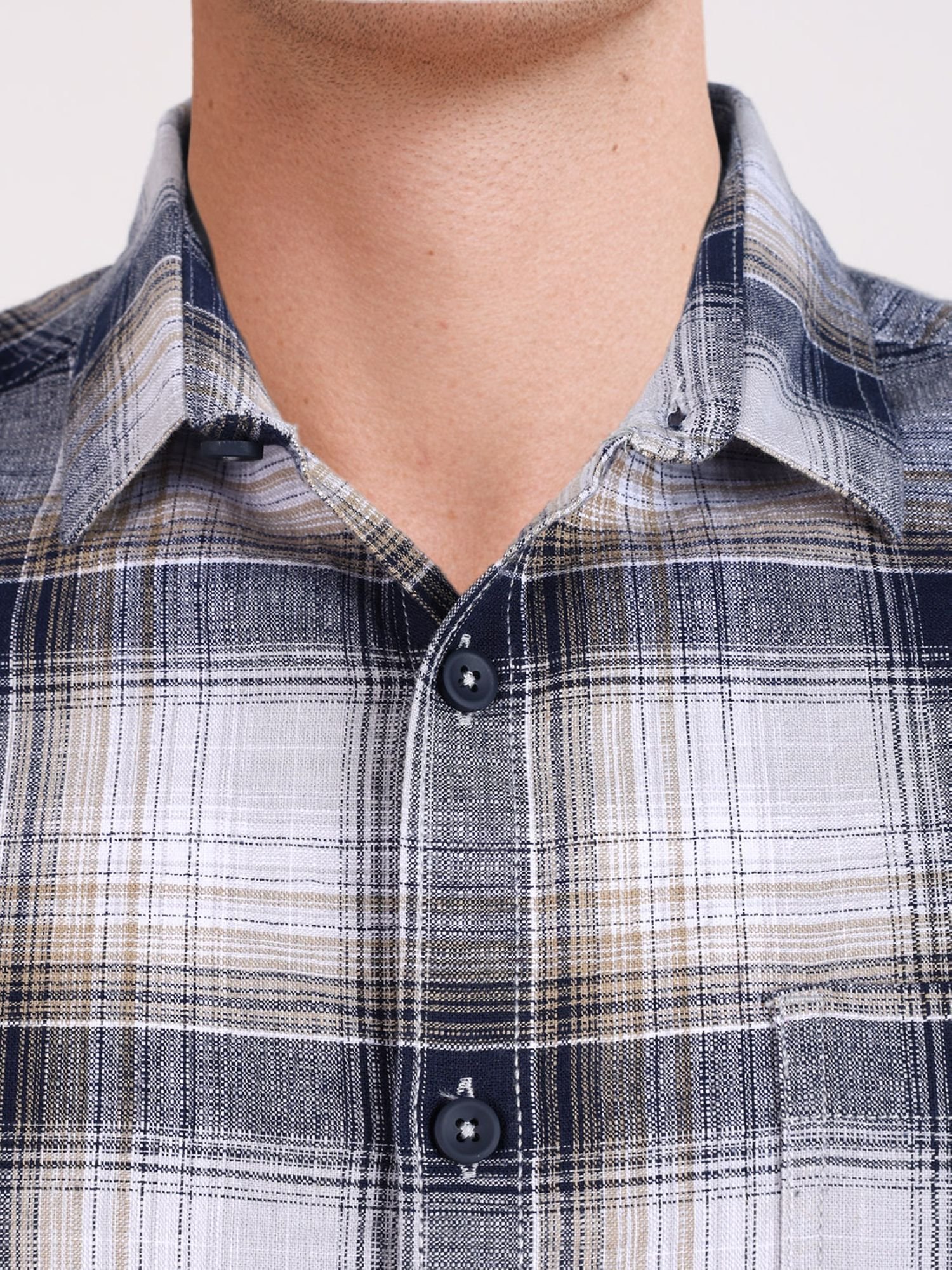 Men Slim Fit Checked Cutaway Collar Casual Shirt
