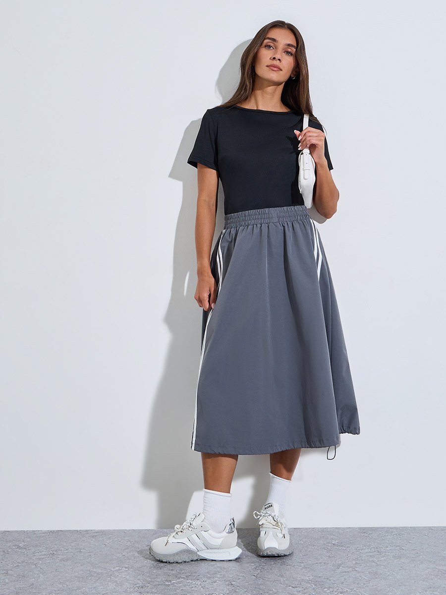 تيشيرت بأكمام قصيرة وقصة ضيقة بلون سادة لون أسود