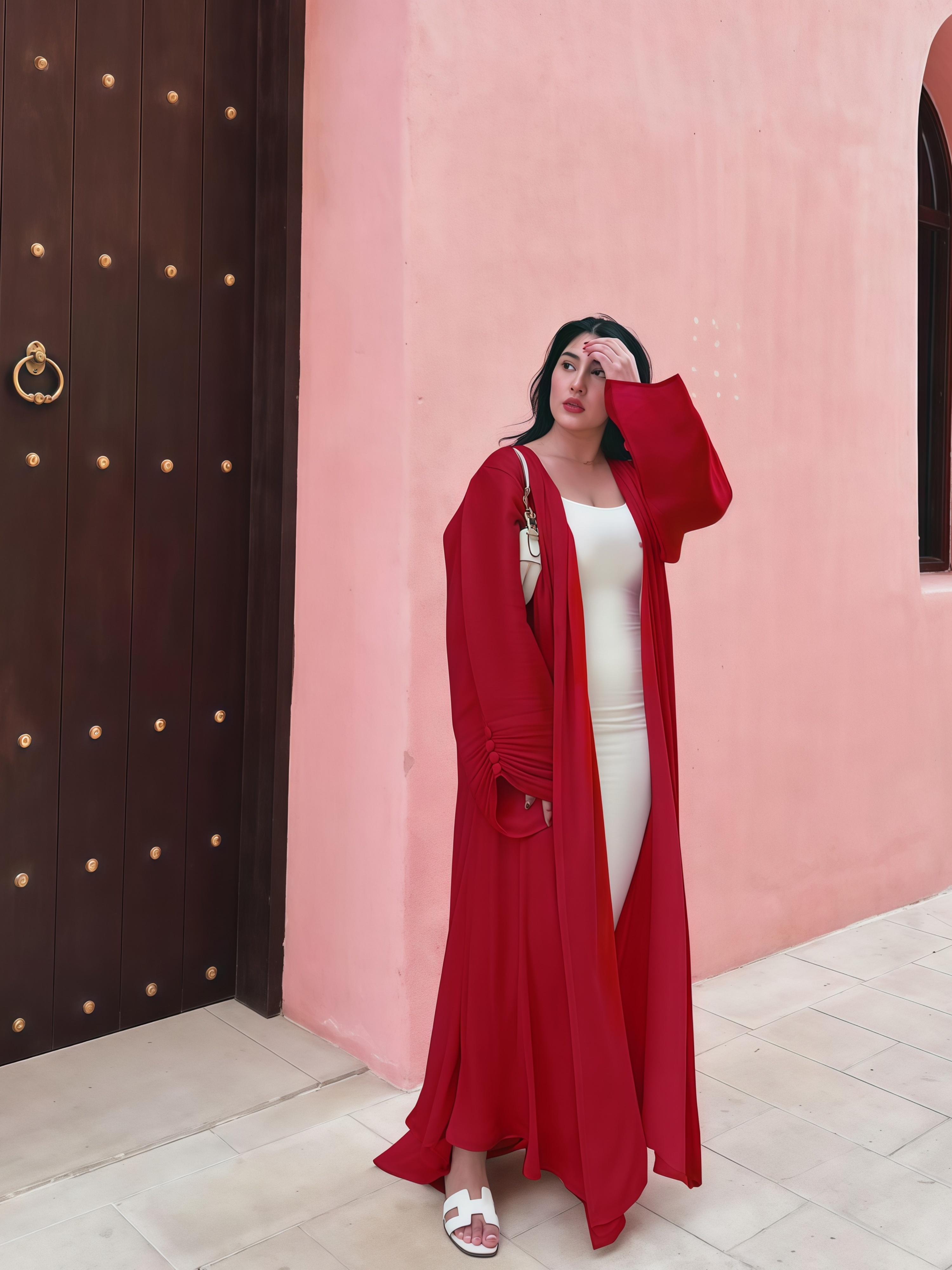 عباية سادة بأكمام طويلة باللون العنابي