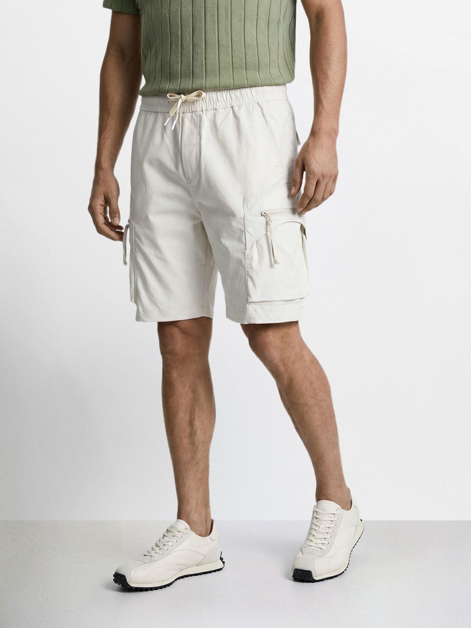 Men Relaxed Fit Solid Mid-Rise Cargo Shorts