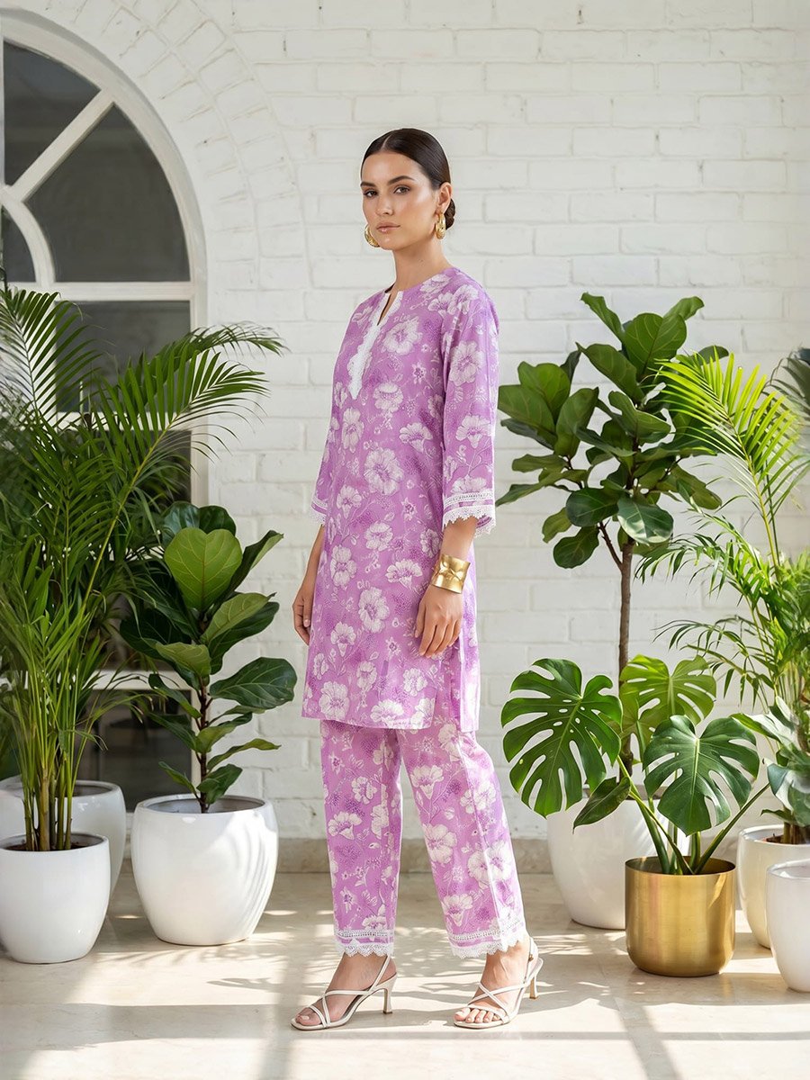 طقم من بنطال وتونيك بتفاصيل دانتيل وطبعة أزهار باللون الليلكي