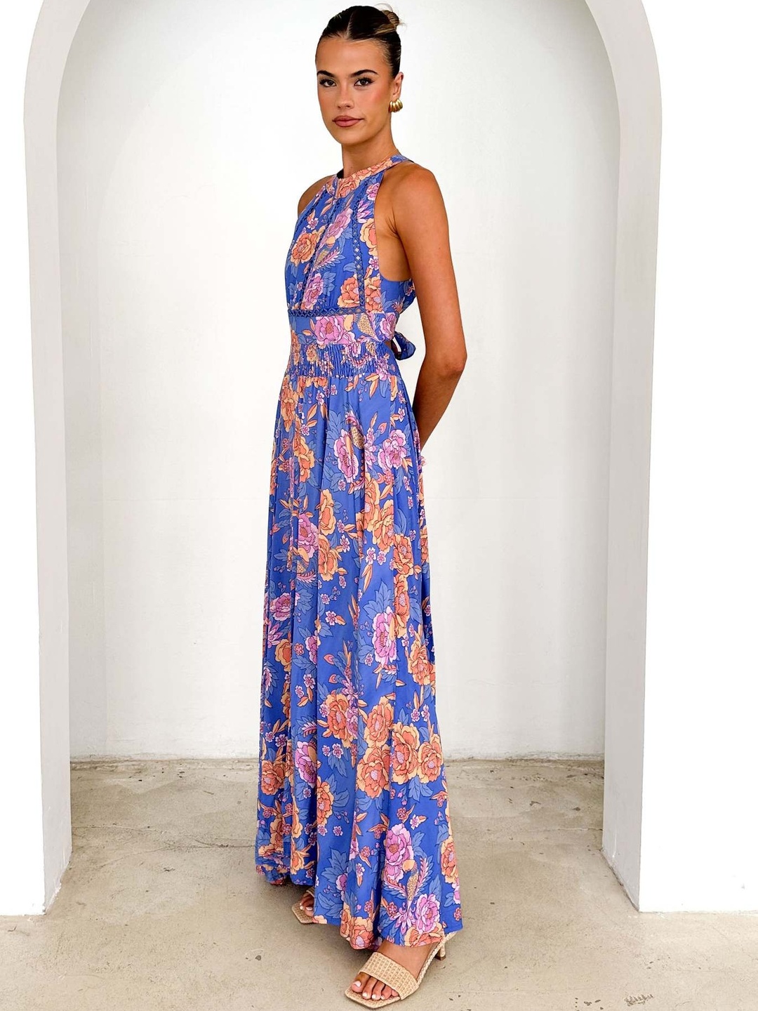 فستان طويل بحافة واسعة بدون أكمام وطبعة زهور