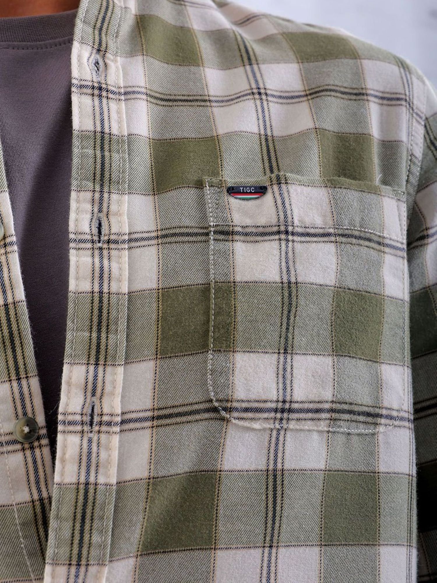 Men Slim Checked Cutaway Collar Casual Shirt