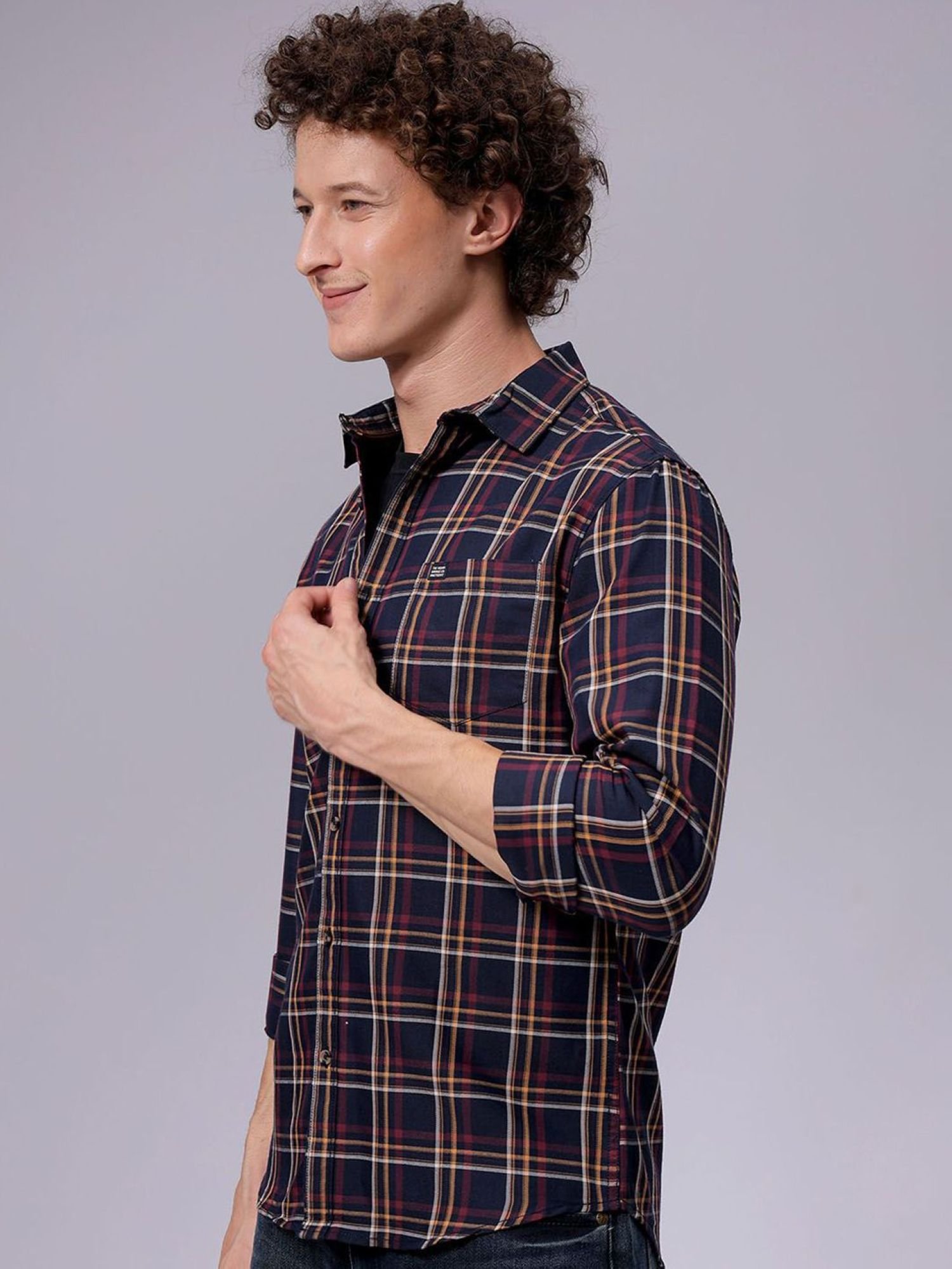 Men Slim Checked Spread Collar Casual Shirt