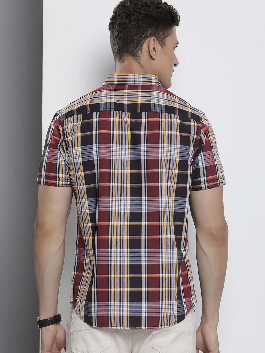 Men Slim Fit Checked Cutaway Collar Casual Shirt