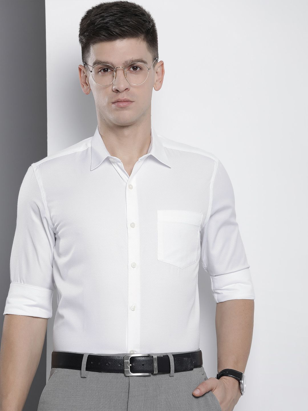 Men Slim Fit Solid Cutaway Collar Formal Shirt