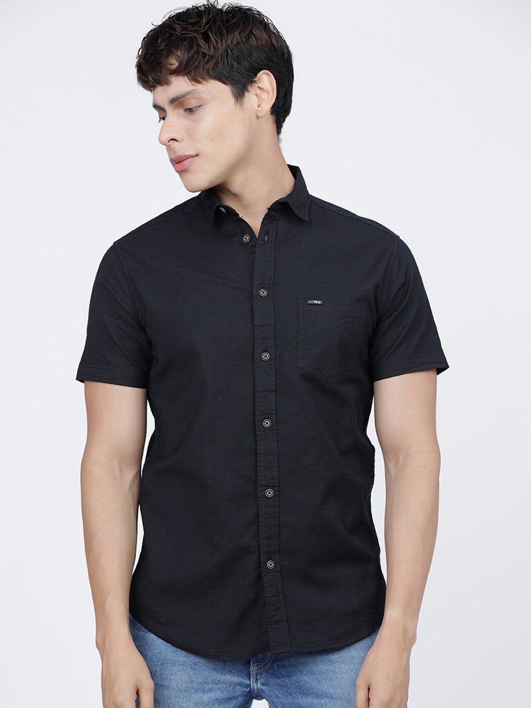 Men Slim Fit Solid Cutaway Collar Casual Shirt