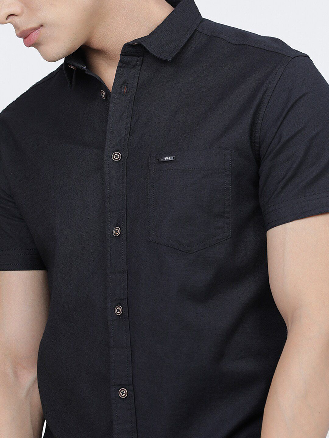 Men Slim Fit Solid Cutaway Collar Casual Shirt