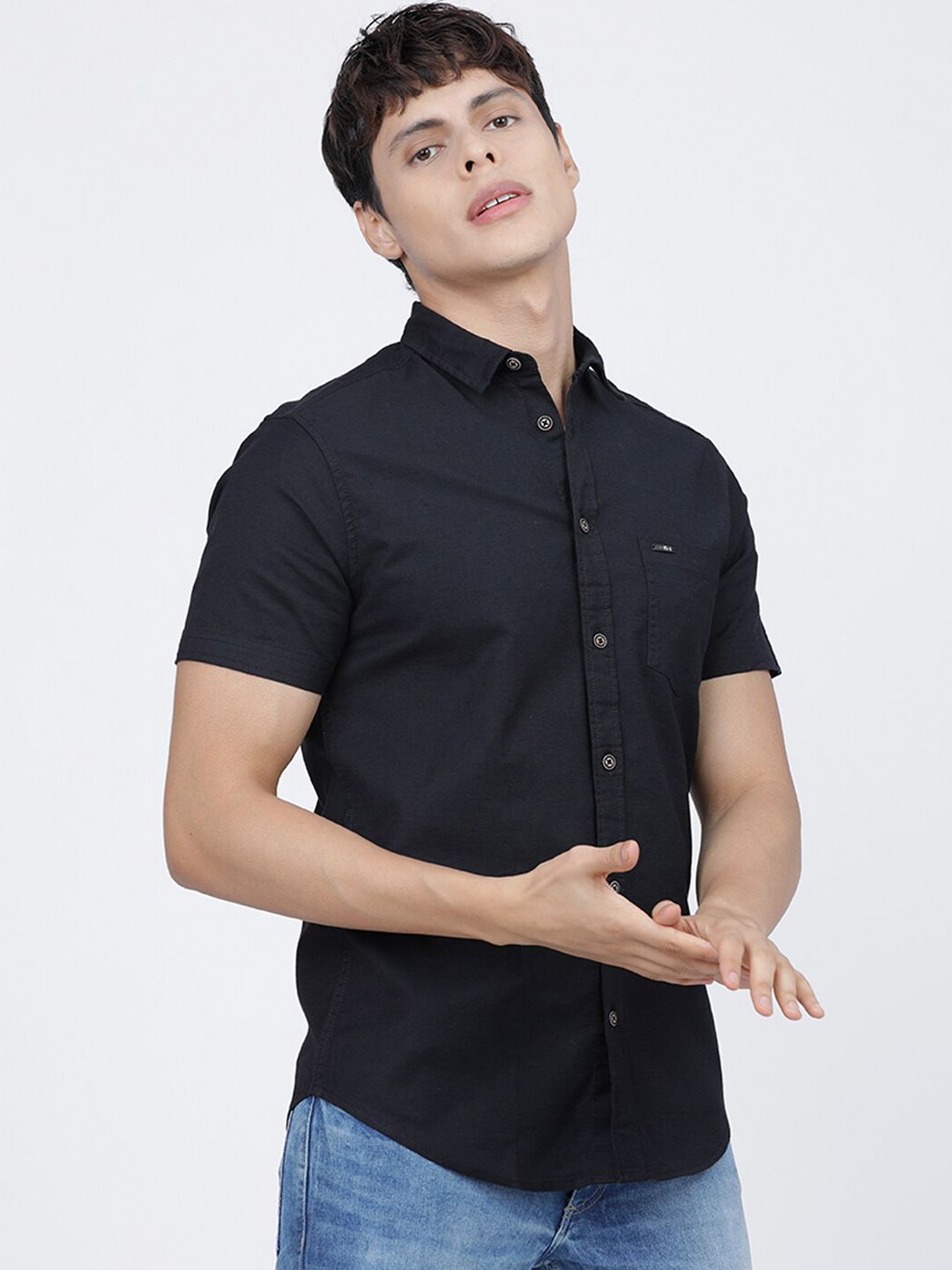 Men Slim Fit Solid Cutaway Collar Casual Shirt