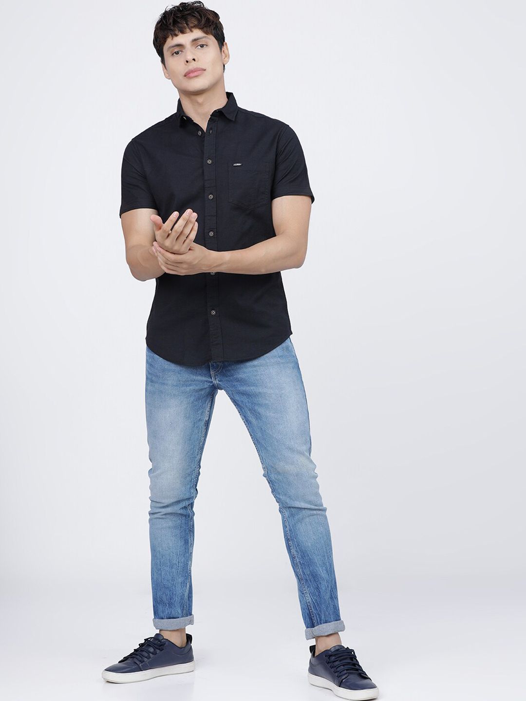 Men Slim Fit Solid Cutaway Collar Casual Shirt