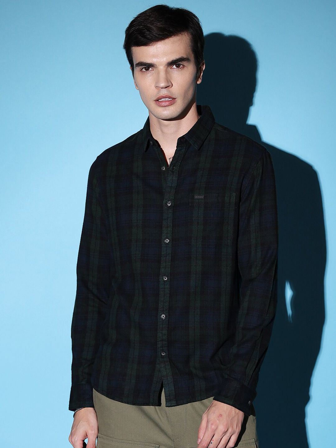 Men Slim Checked Cutaway Collar Casual Shirt
