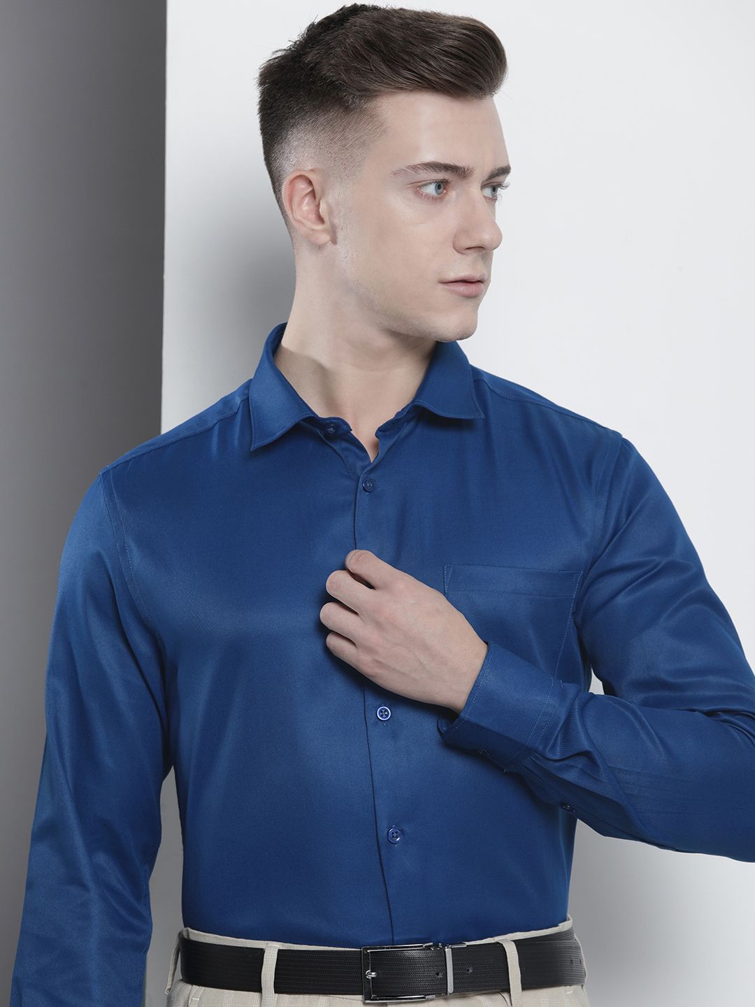 Men Slim Fit Solid Cutaway Collar Formal Shirt