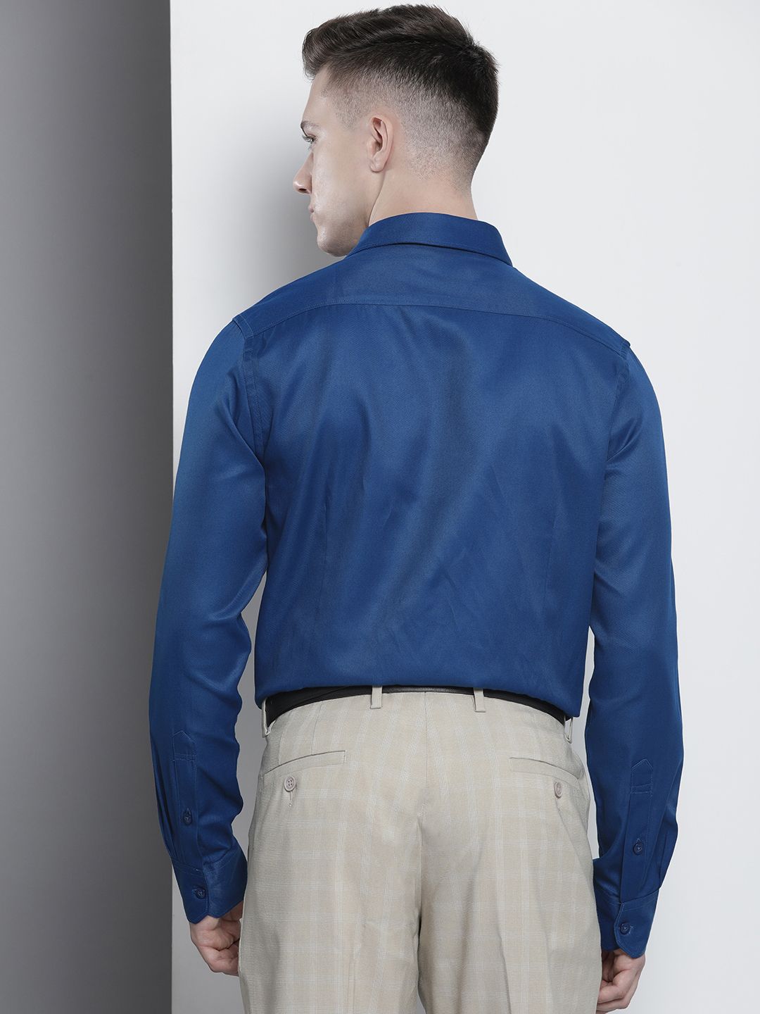 Men Slim Fit Solid Cutaway Collar Formal Shirt
