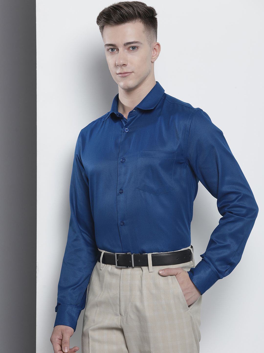 Men Slim Fit Solid Cutaway Collar Formal Shirt