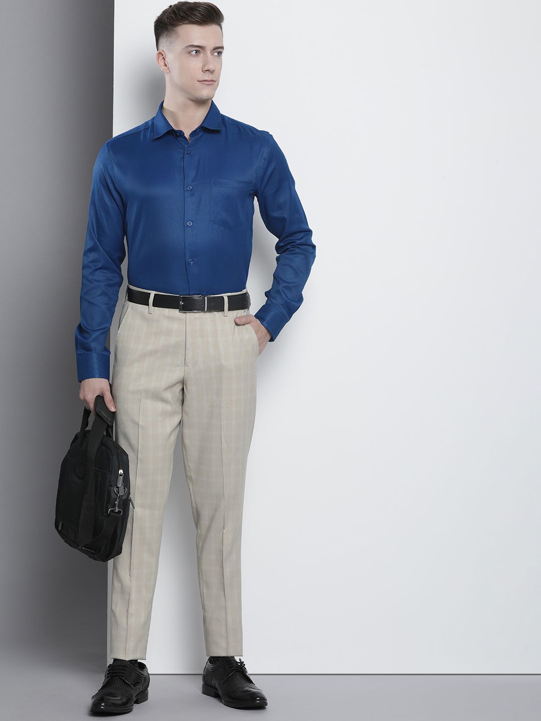 Men Slim Fit Solid Cutaway Collar Formal Shirt