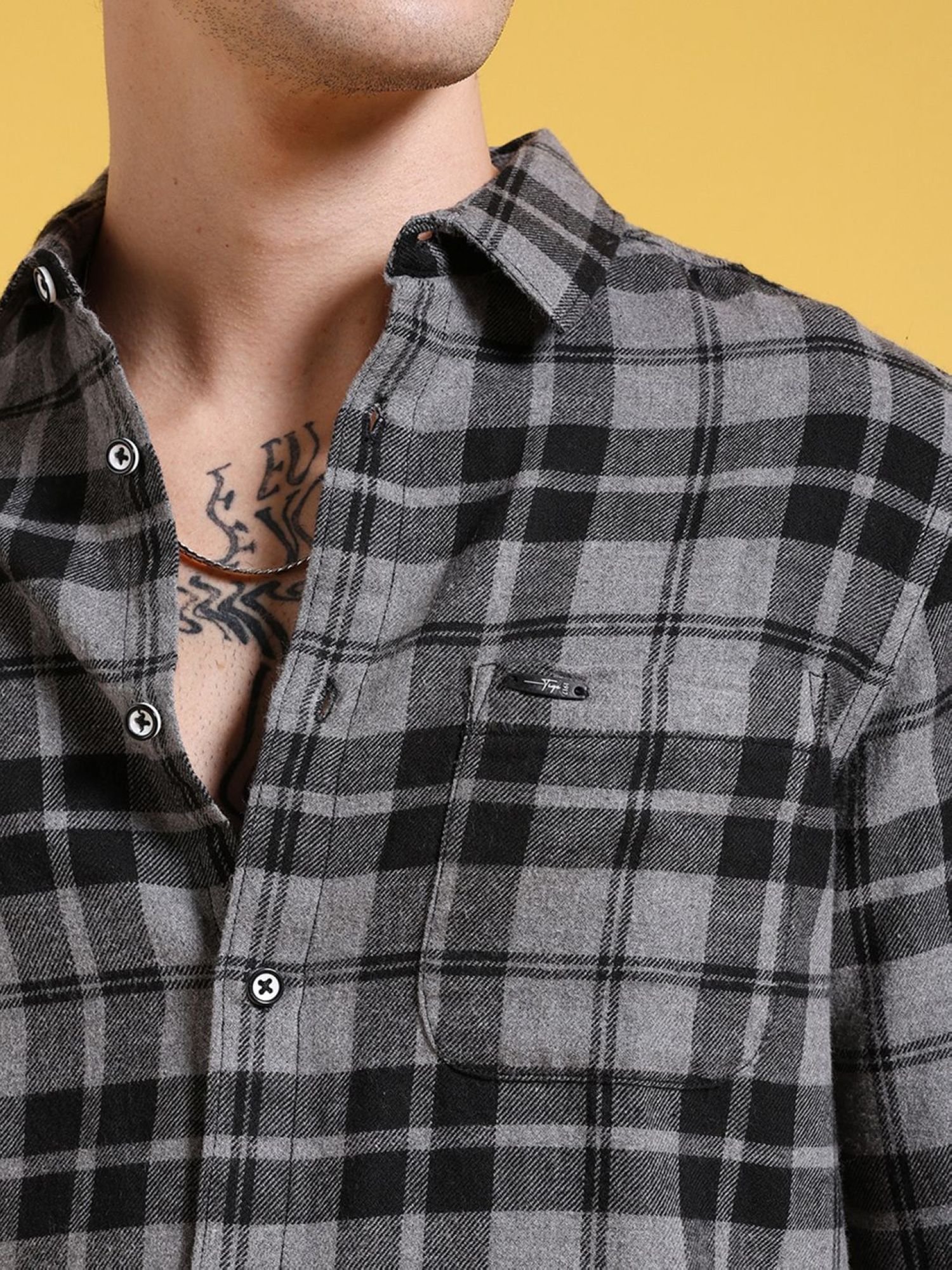 Men Slim Checked Cutaway Collar Casual Shirt