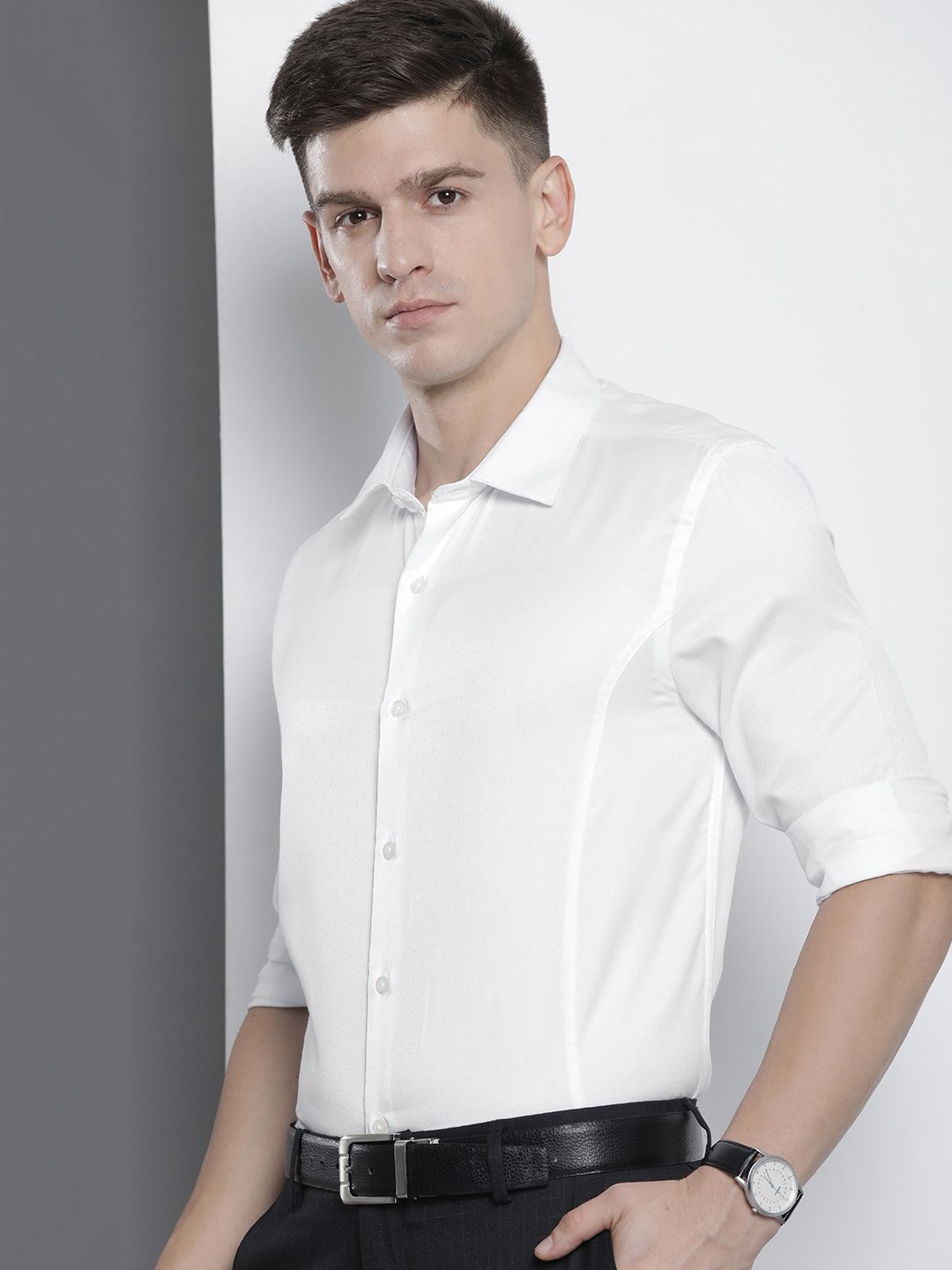 Men Slim Fit Solid Cutaway Collar Formal Shirt