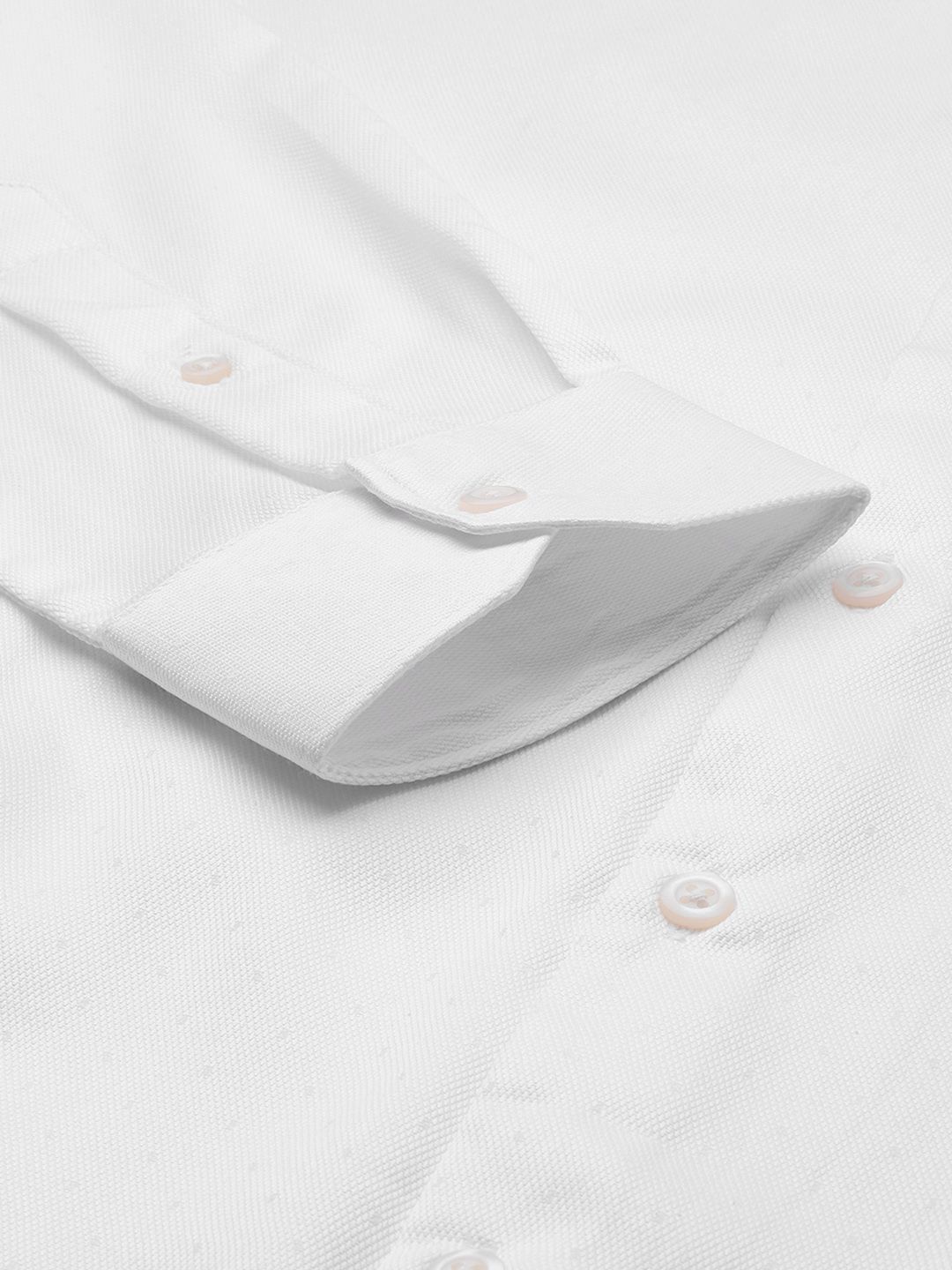 Men Slim Fit Solid Cutaway Collar Formal Shirt