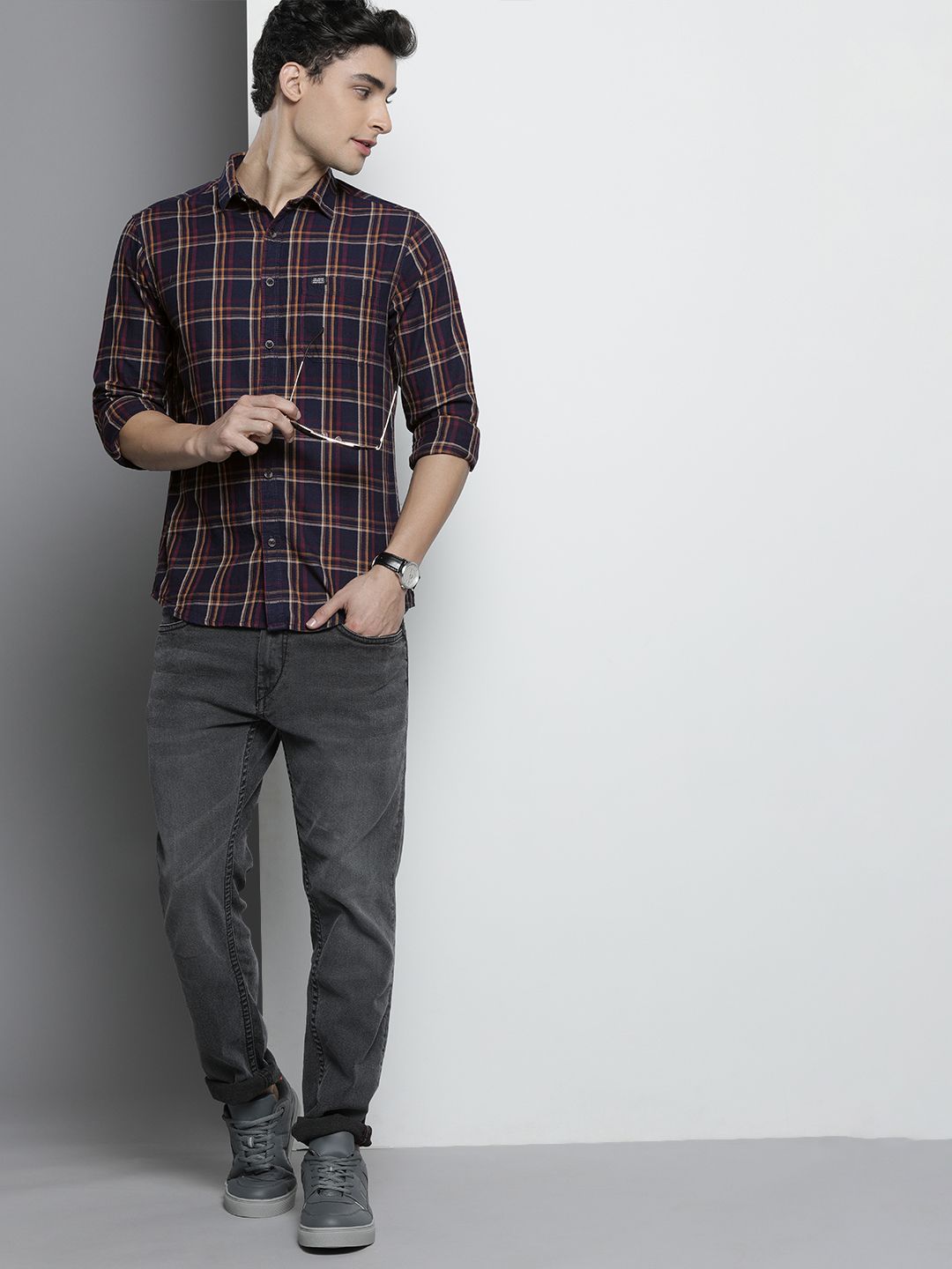 Men Slim Fit Checked Spread Collar Casual Shirt