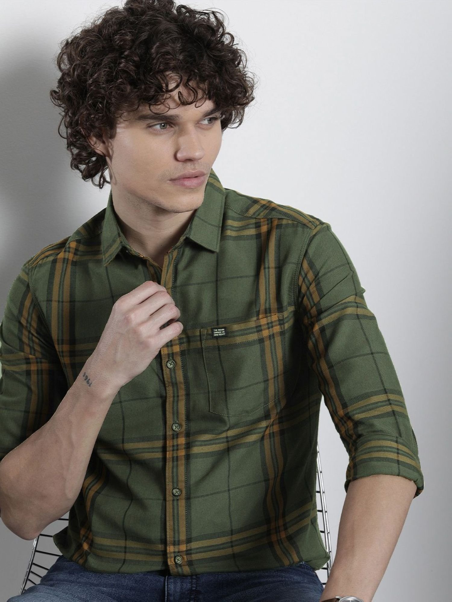 Men Regular Fit Checkered Cutaway Collar Casual Shirt