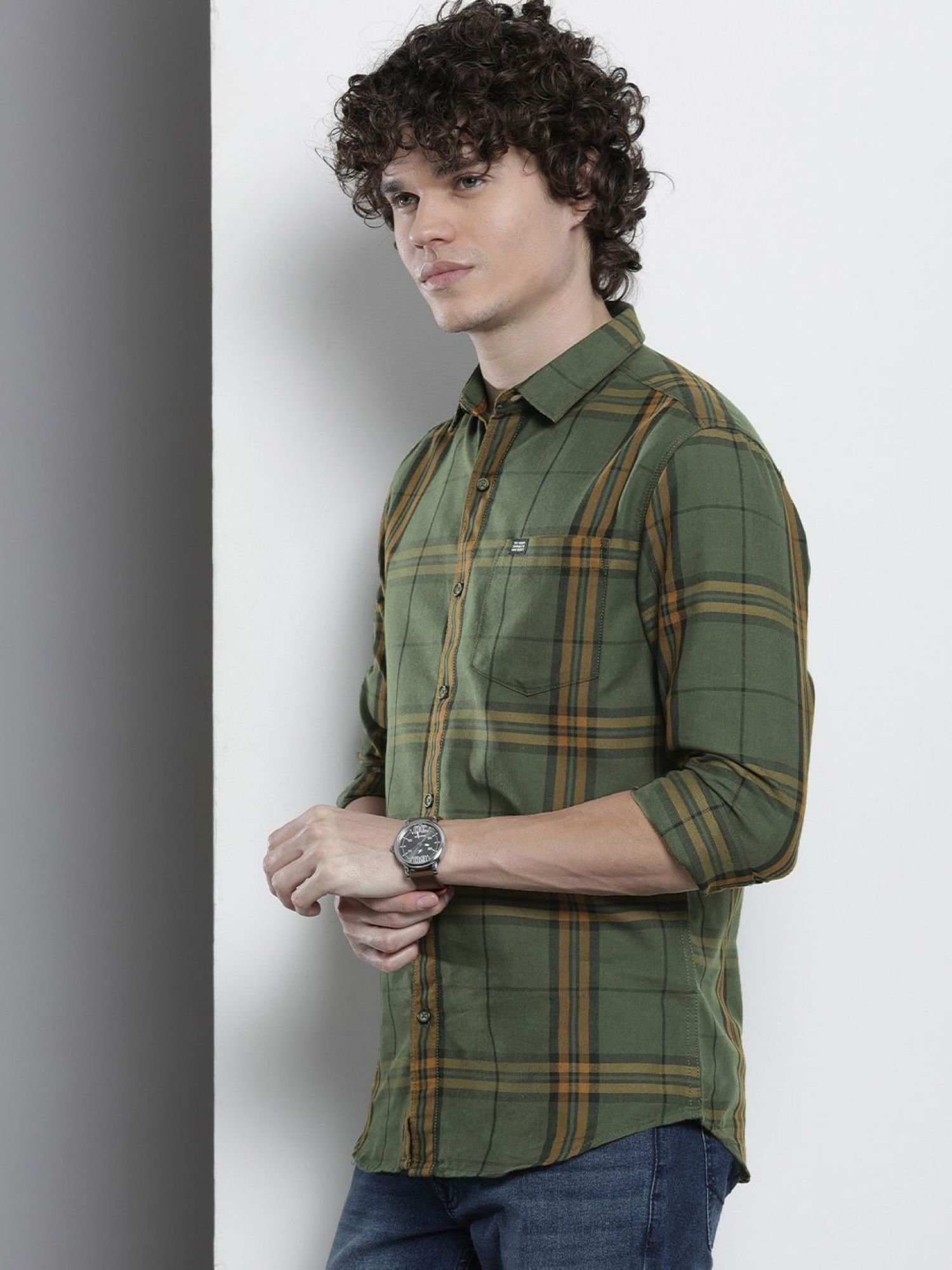 Men Regular Fit Checkered Cutaway Collar Casual Shirt