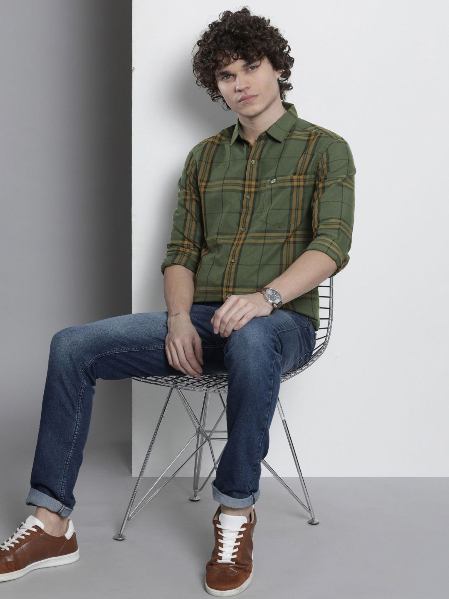 Men Regular Fit Checkered Cutaway Collar Casual Shirt