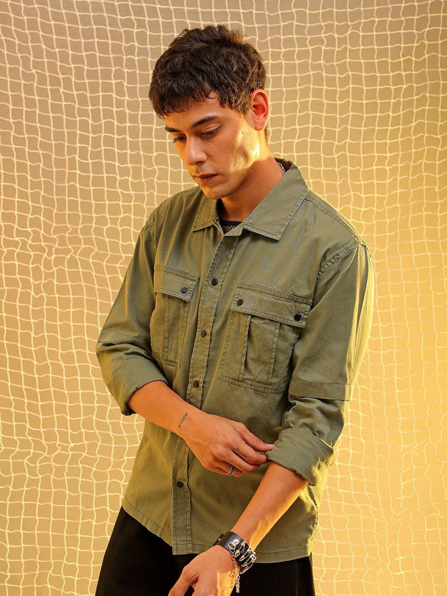 Men Regular Solid Cutaway Collar Street Shirt