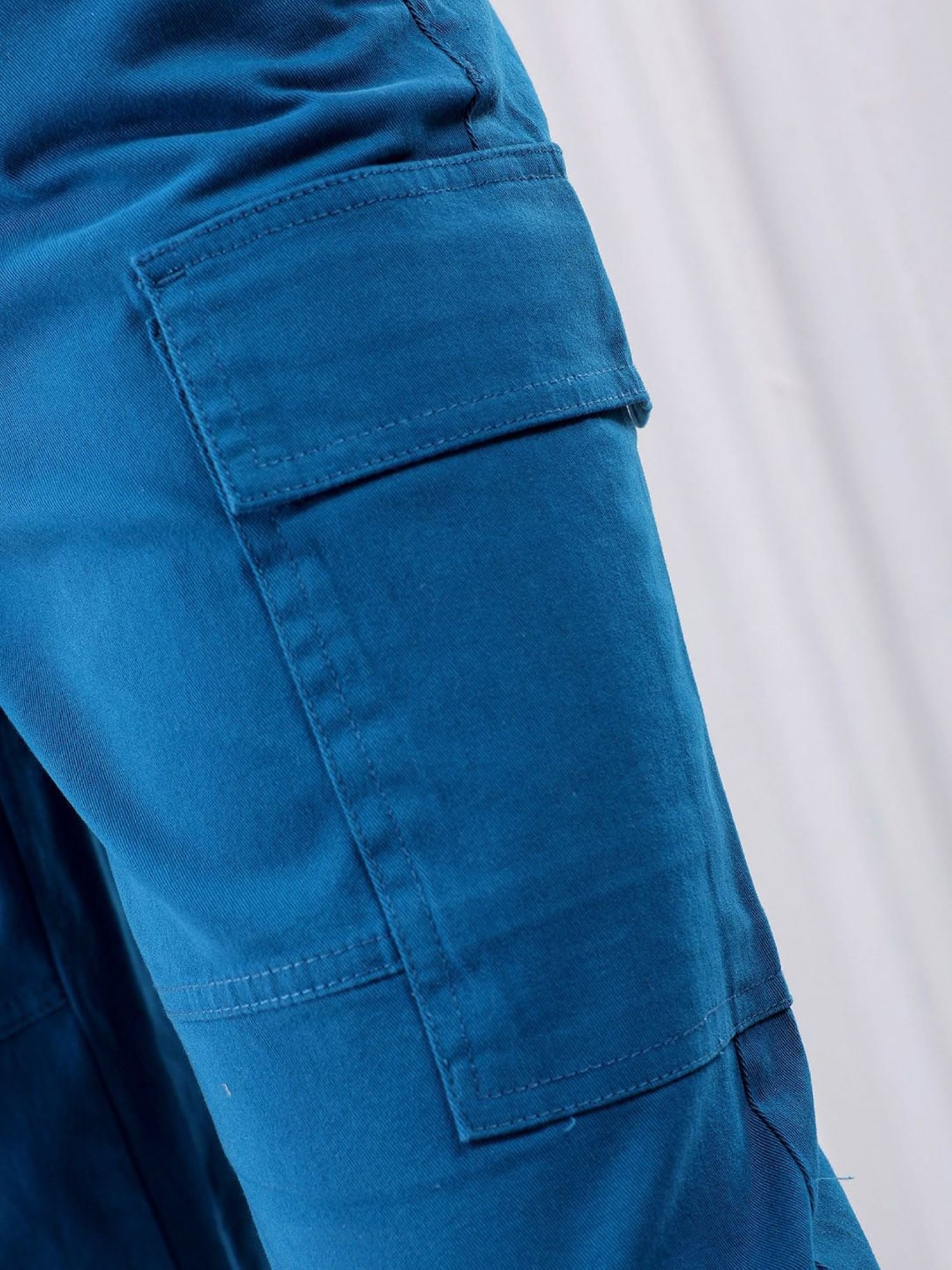 Men Relaxed Fit Mid Rise Cargo