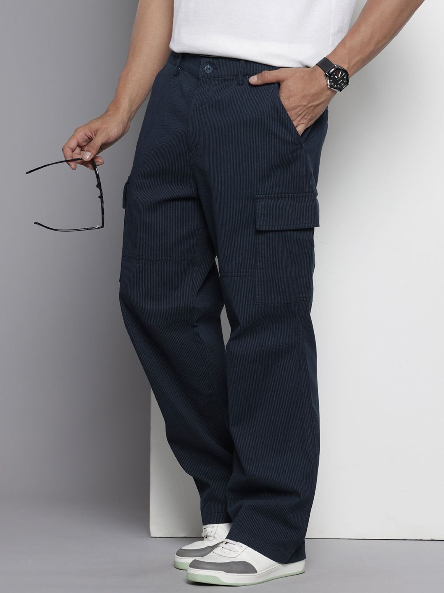 Men Relaxed Fit Mid Rise Cargo