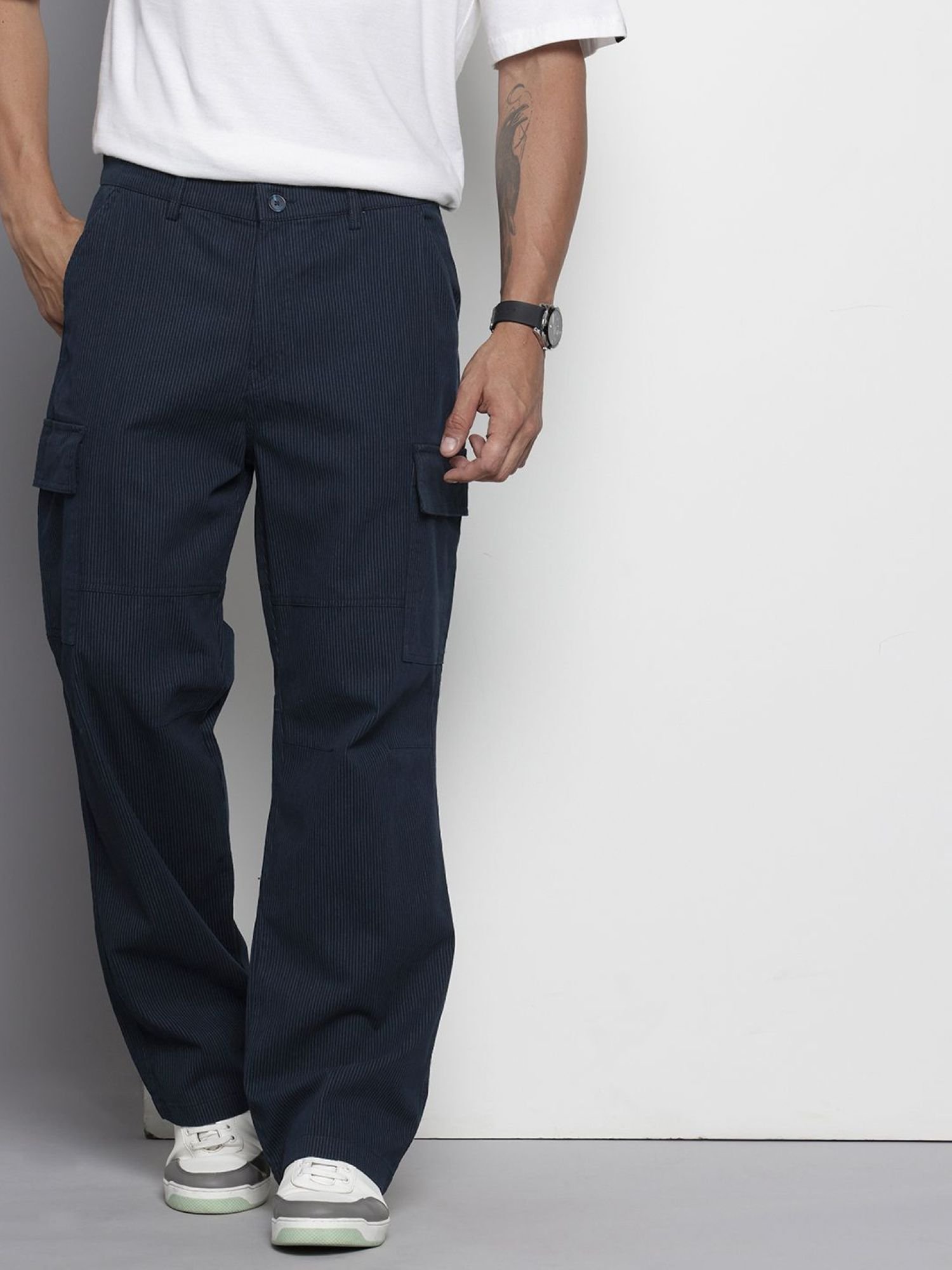 Men Relaxed Fit Mid Rise Cargo