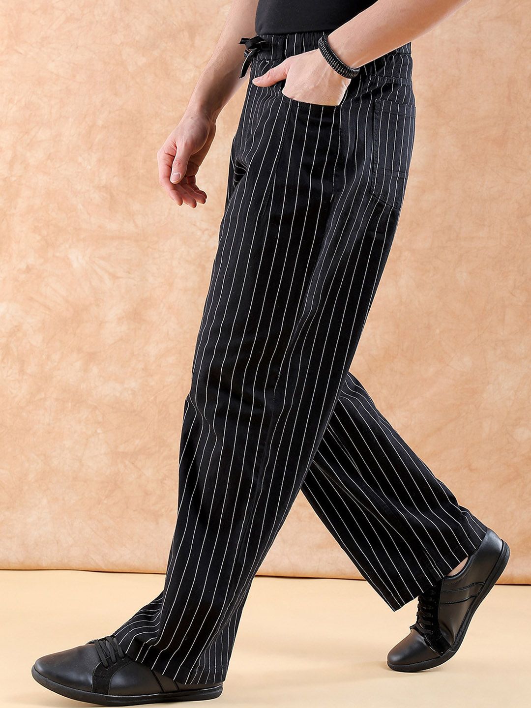Men Loose Fit Mid Rise Trousers