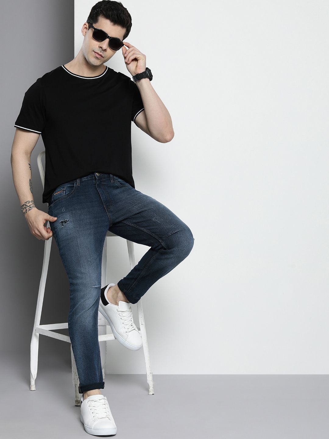Men Carrot Fit Mid Rise Stretchable Jeans
