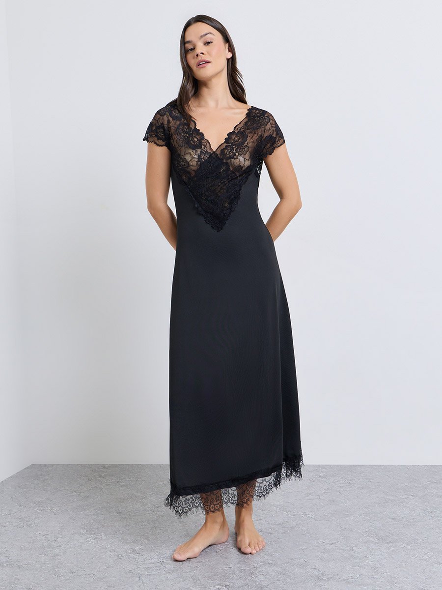 قميص نوم بأكمام قصيرة وتفاصيل دانتيل على الياقة بلون أسود